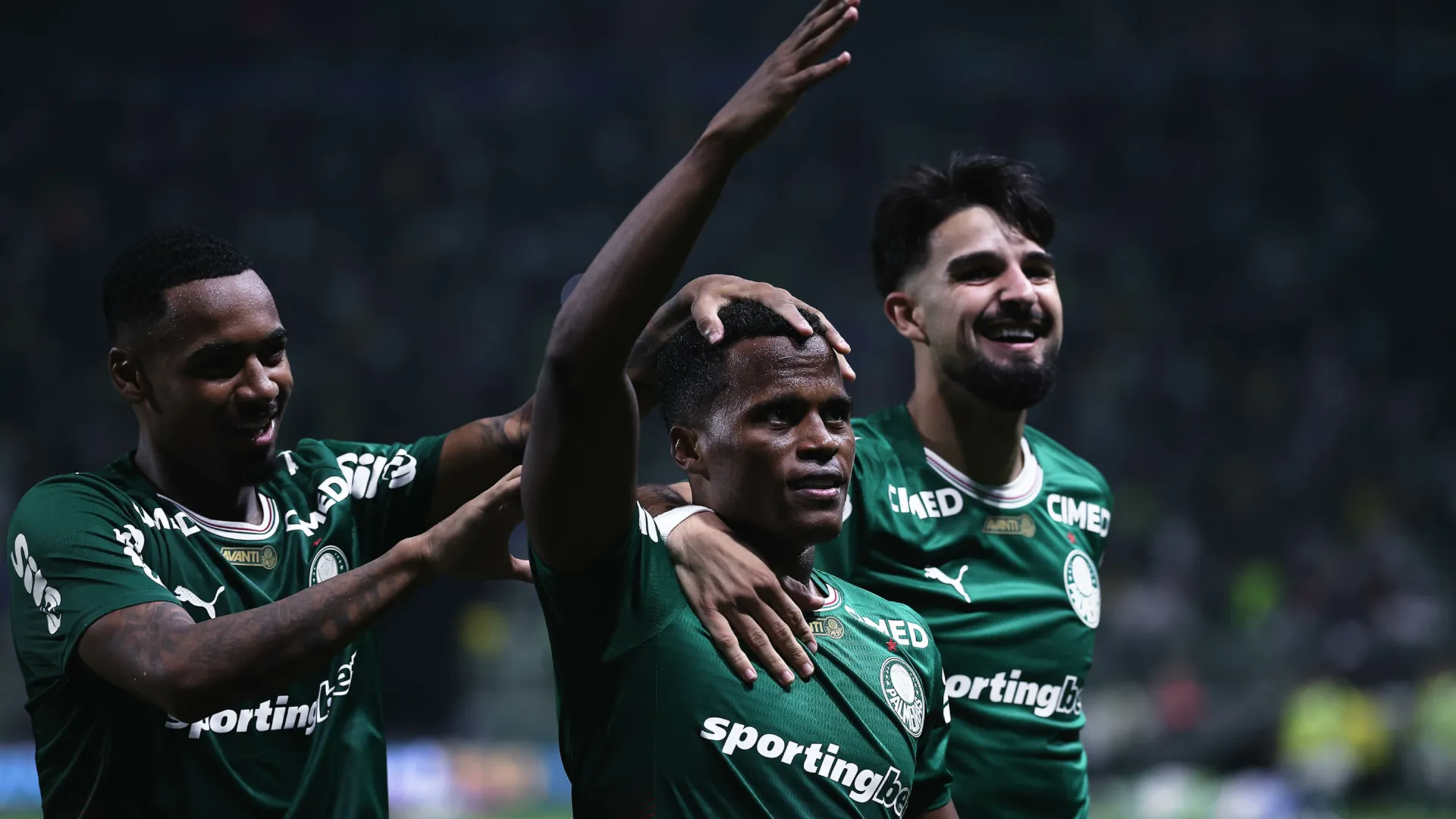 Allan, Arias e Flaco López comemorando pelo Palmeiras – Foto: Ettore Chiereguini/AGIF