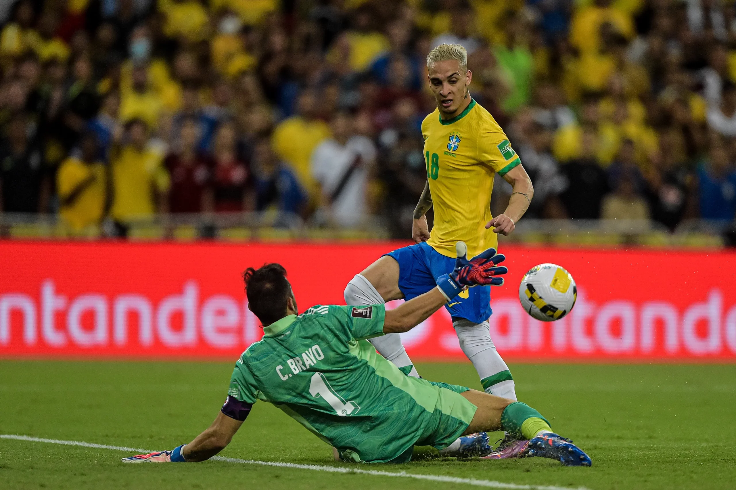 Antony em jogo pela Seleção Brasileira. Foto: Thiago Ribeiro/AGIF
