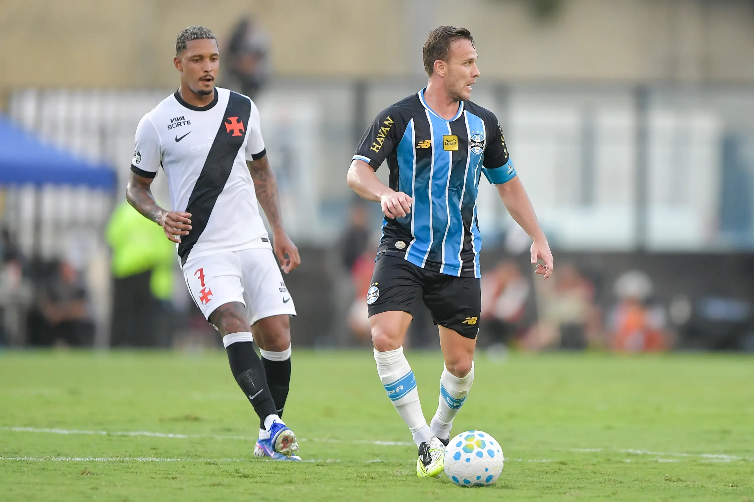 Arthur em partida contra o Vasco. Foto: Thiago Ribeiro/AGIF