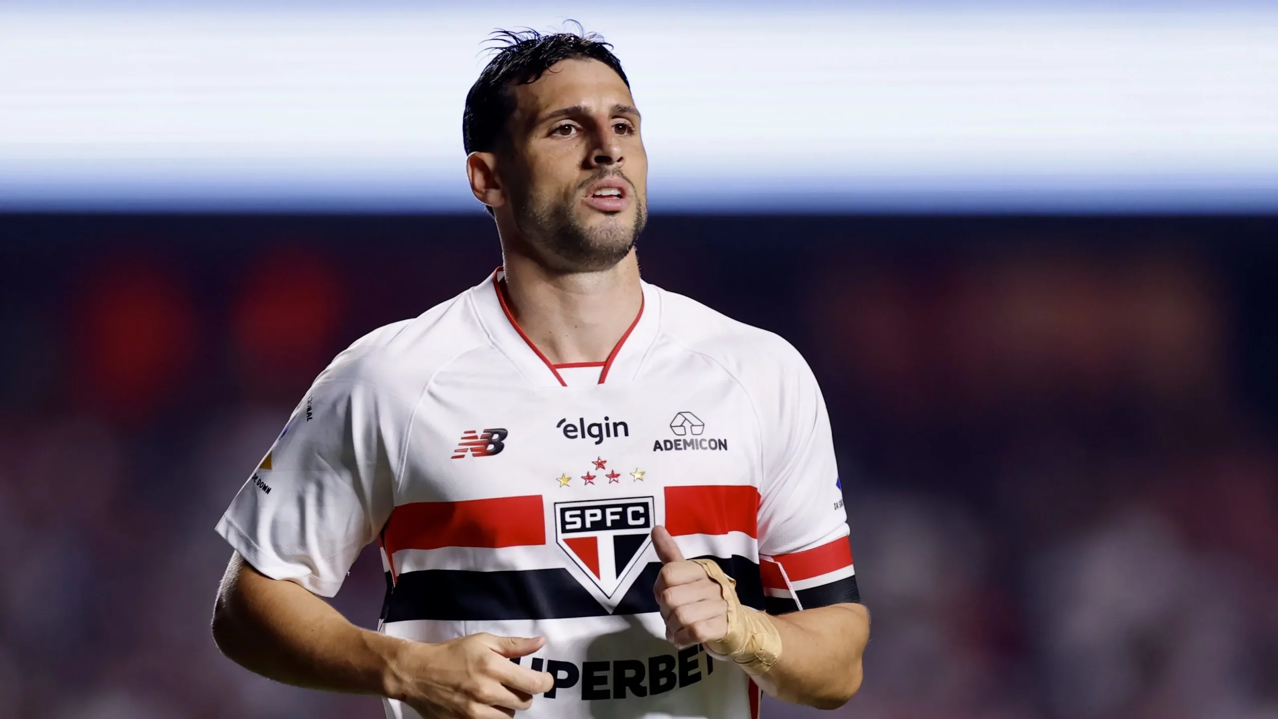 Calleri jogador do São Paulo durante partida. Foto: Marcello Zambrana/AGIF