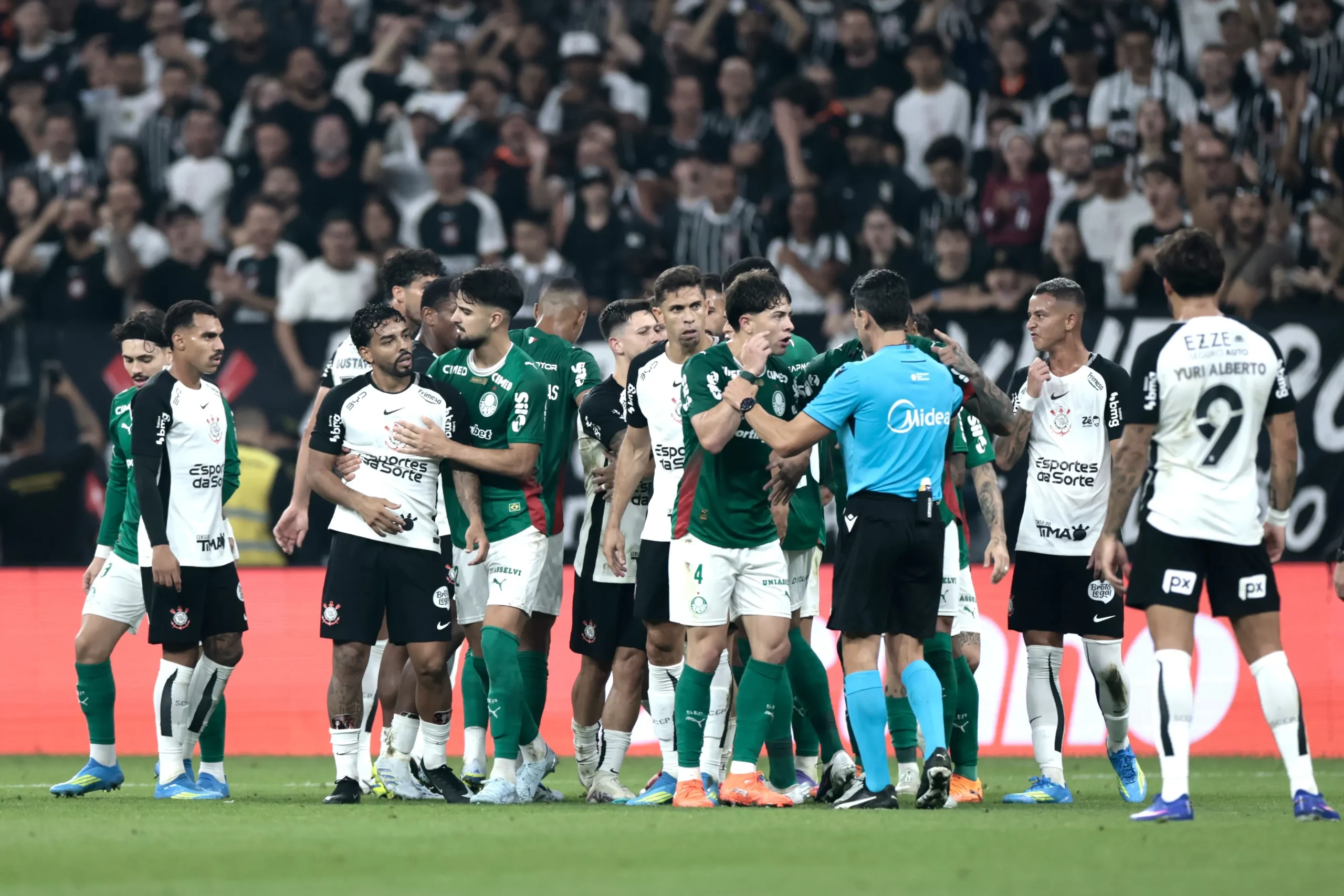 Momento da expulsão no Derby Paulista. Foto: Marcello Zambrana/AGIF