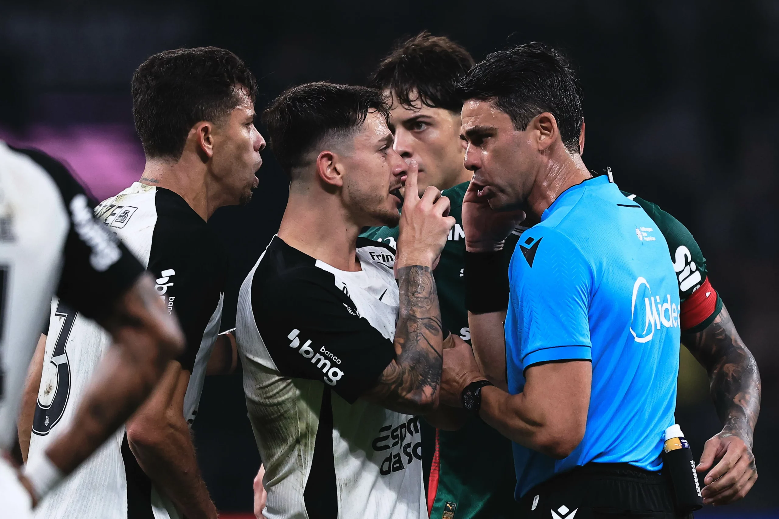 Confusões marcaram Corinthians x Palmeiras. Foto: Ettore Chiereguini/AGIF