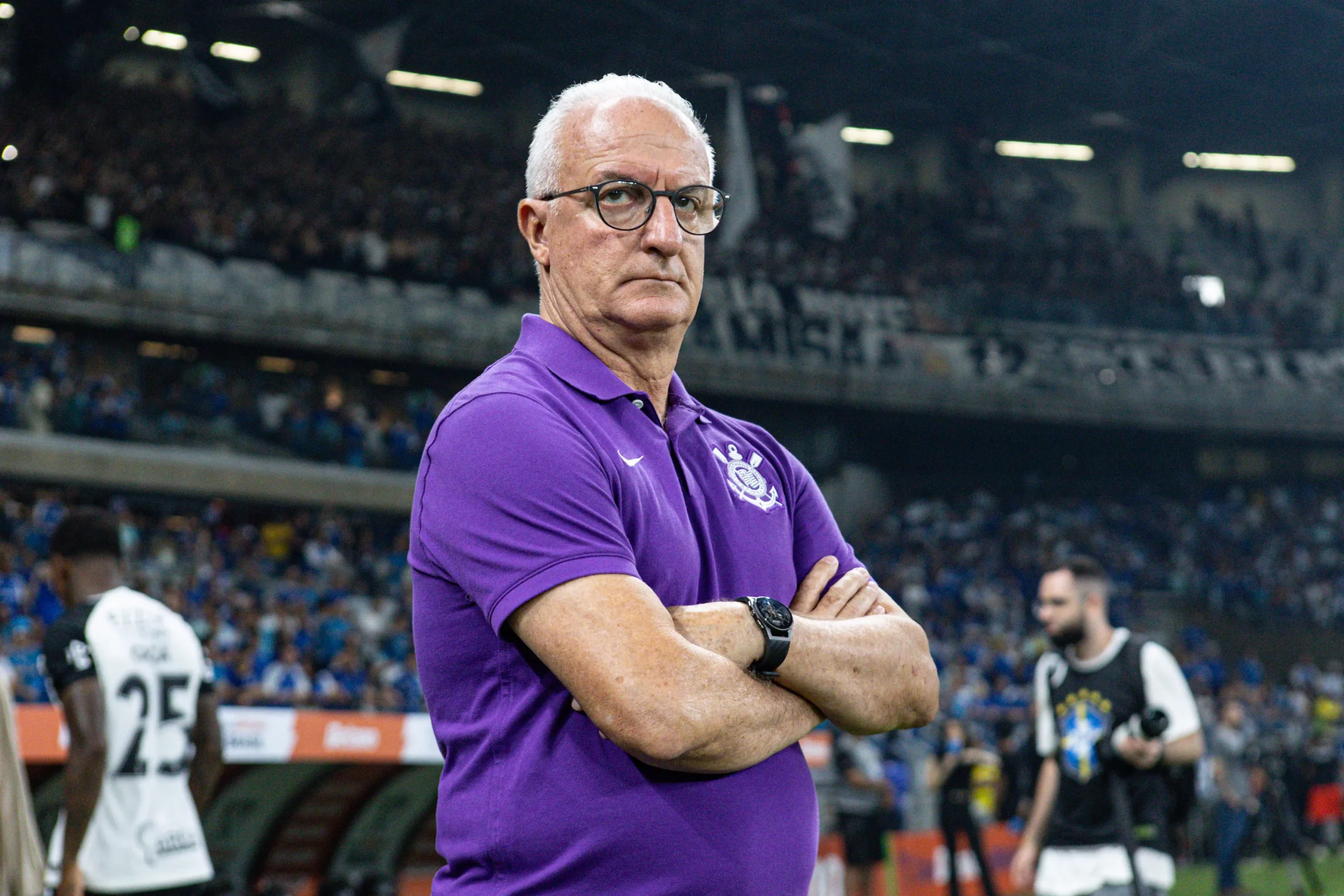 Dorival Júnior continua pressionado nos bastidores. Foto: Gilson Lobo/AGIF