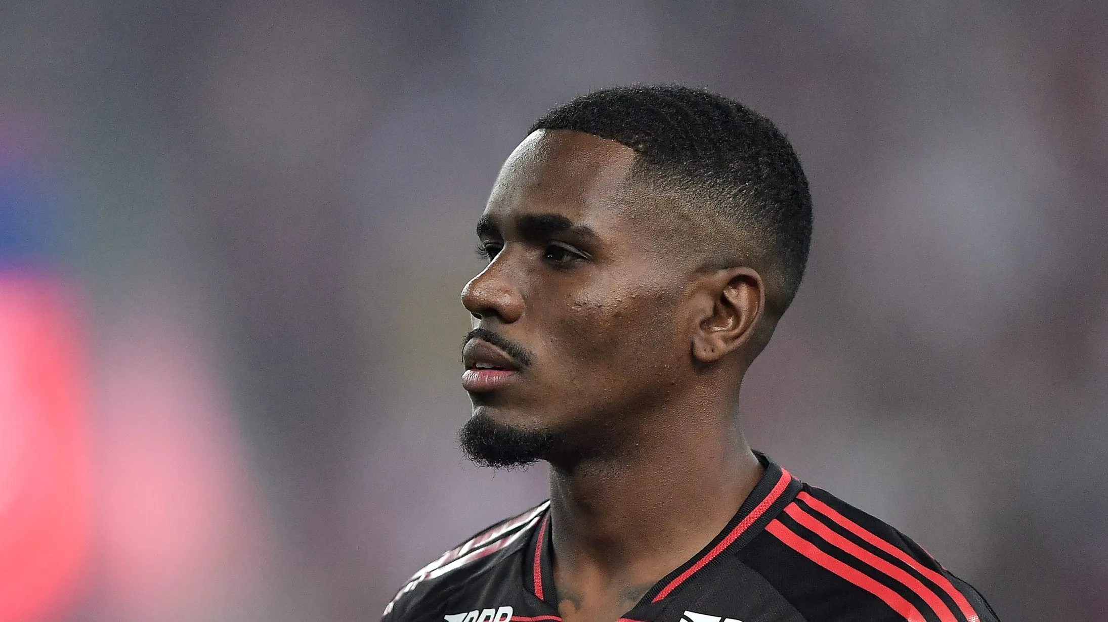 Evertton Araujo jogador do Flamengo durante partida contra o Fortaleza no estadio Maracana pelo campeonato Brasileiro A 2025. Foto: Thiago Ribeiro/AGIF