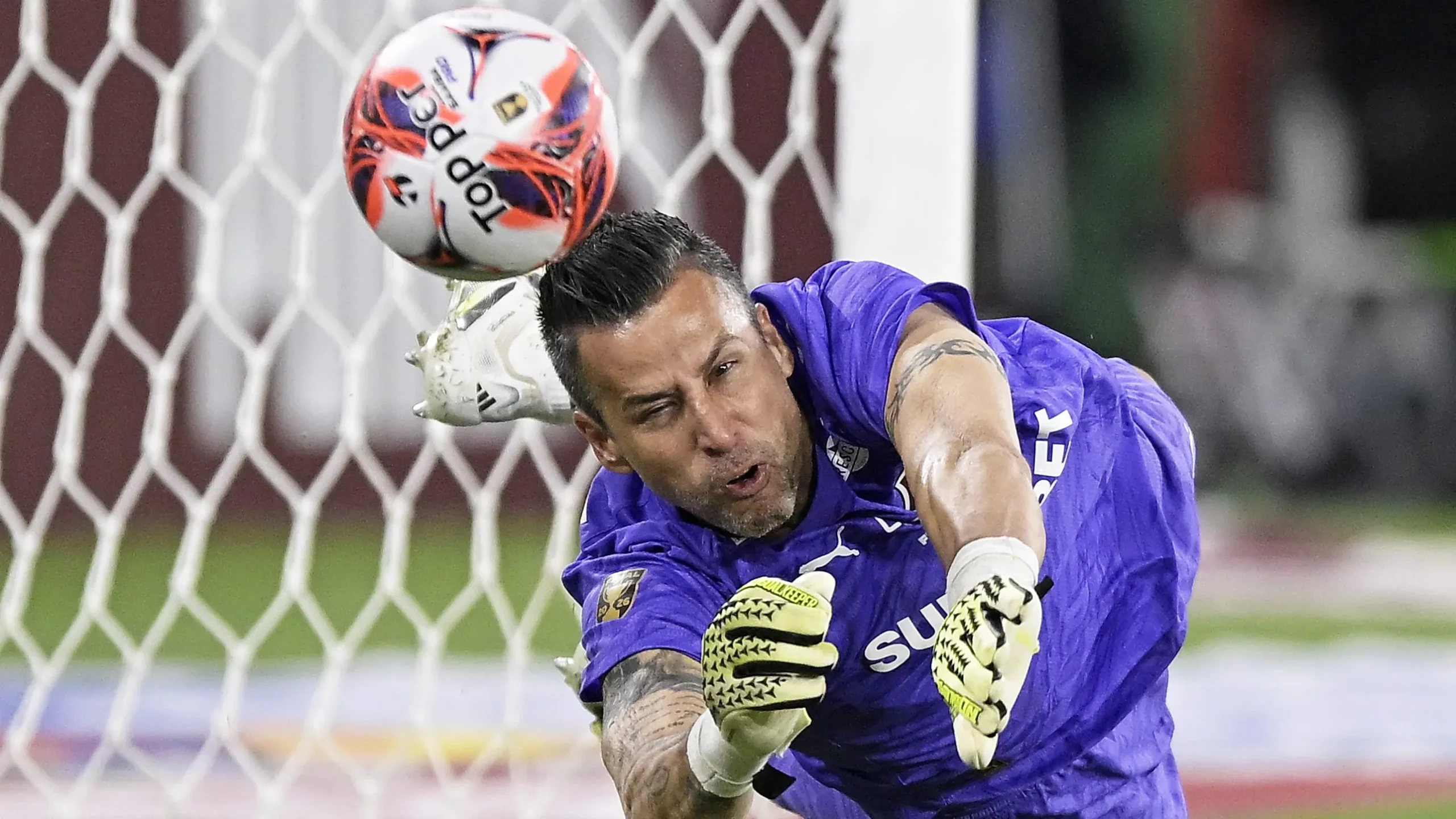 Aos 45 anos, Fábio é titular absoluto do Fluminense e ganha ‘lobby’ de Júlio César para a Copa do Mundo