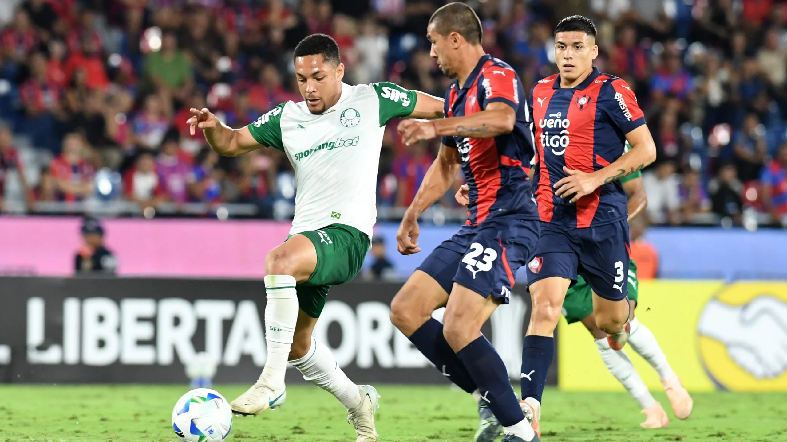 Cerro Porteño x Palmeiras atuando no ano passado. Foto: Christian Alvarenga/Getty Images