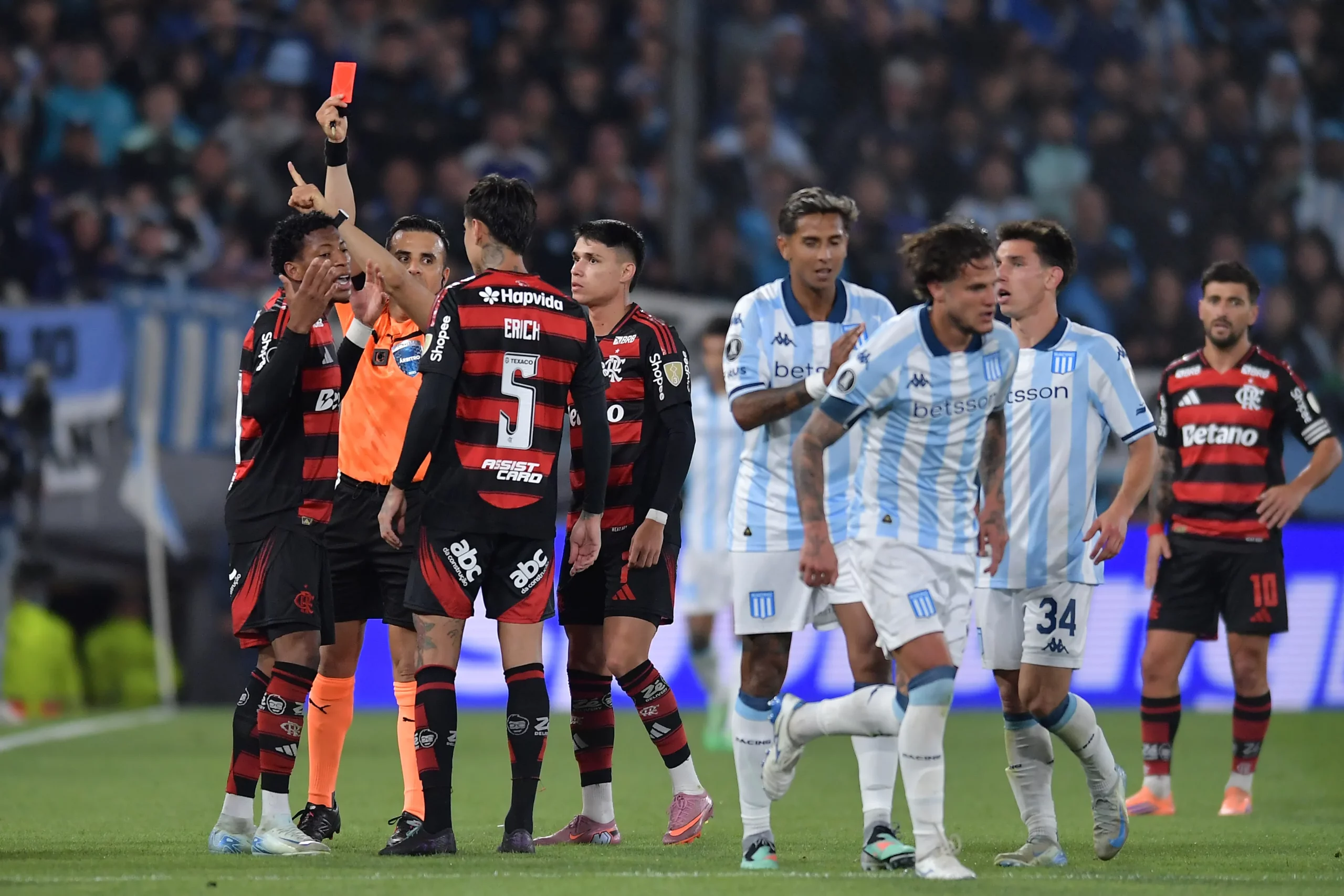 Piero Maza foi o centro das atenções em semifinal contra Racing quando expulsou Plata ainda no 2º tempo – Foto: Marcelo Endelli/Getty Images