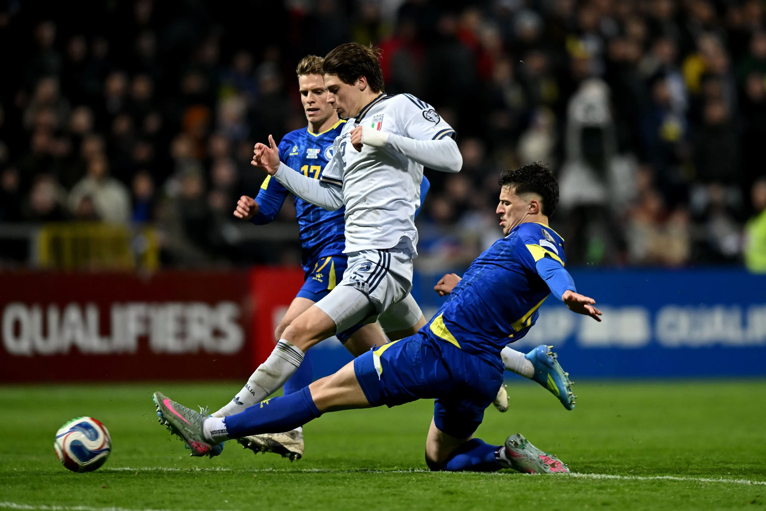 Itália perdeu a chance de disputar a Copa do Mundo na Repescagem Europeia em jogo contra a Bósnia, definido nos pênaltis – Foto: Getty Images/Getty Images