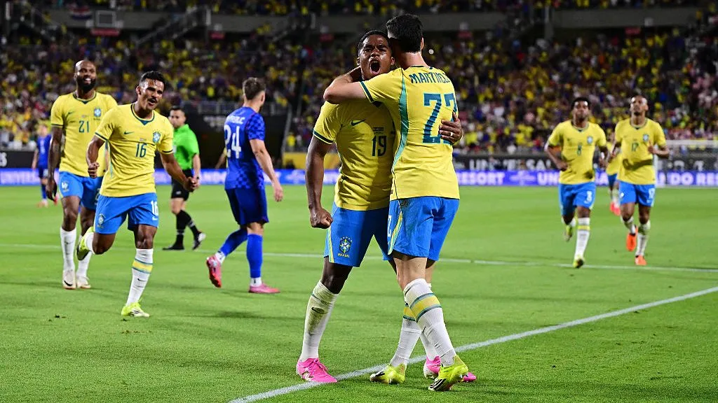 Endrick comemora o gol de do Brasil junto a Martinelli –  (Photo by Julio Aguilar/Getty Images)