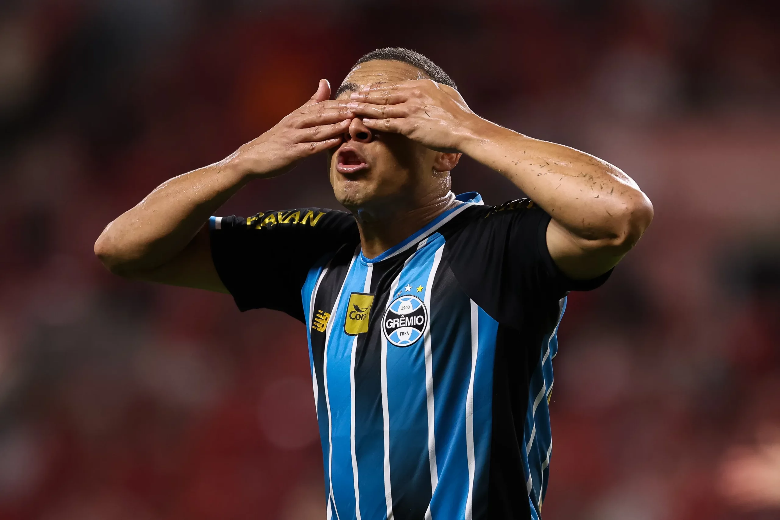 Carlos Vinicius em ação no Gre-Nal. Pedro H. Tesch/Getty Images)
