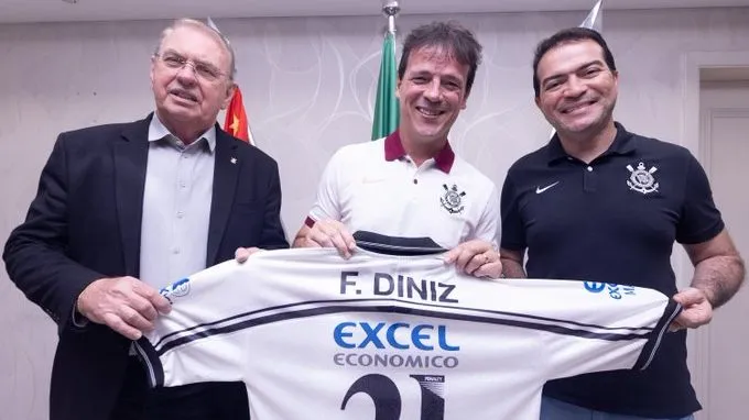 Diniz ao lado do presidente Osmar Stabile e do executivo de futebol, Marcelo Paz – Foto: Rodrigo Coca – Agência Corinthians