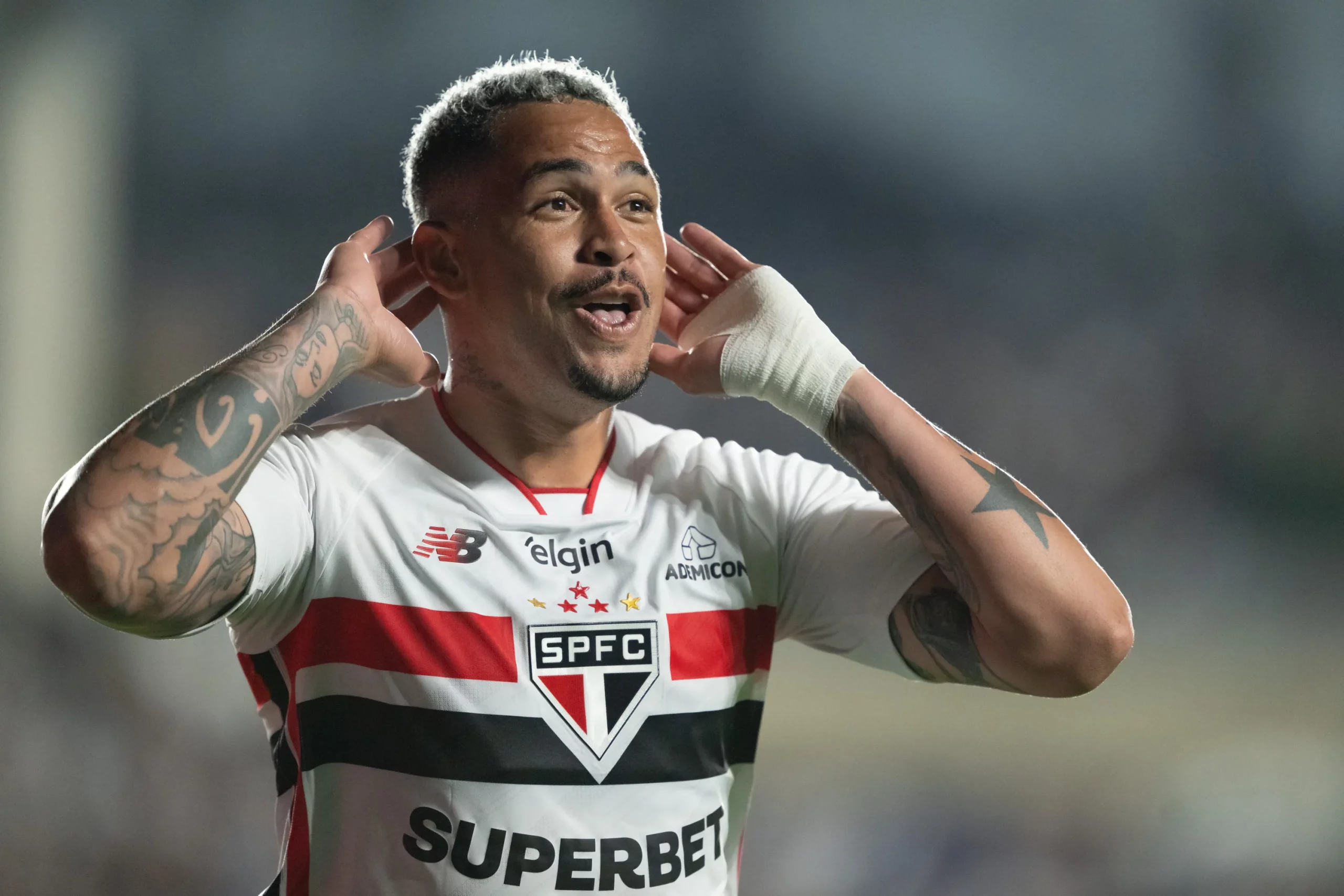Luciano comemorando gol solitário. Foto: Jorge Rodrigues/AGIF