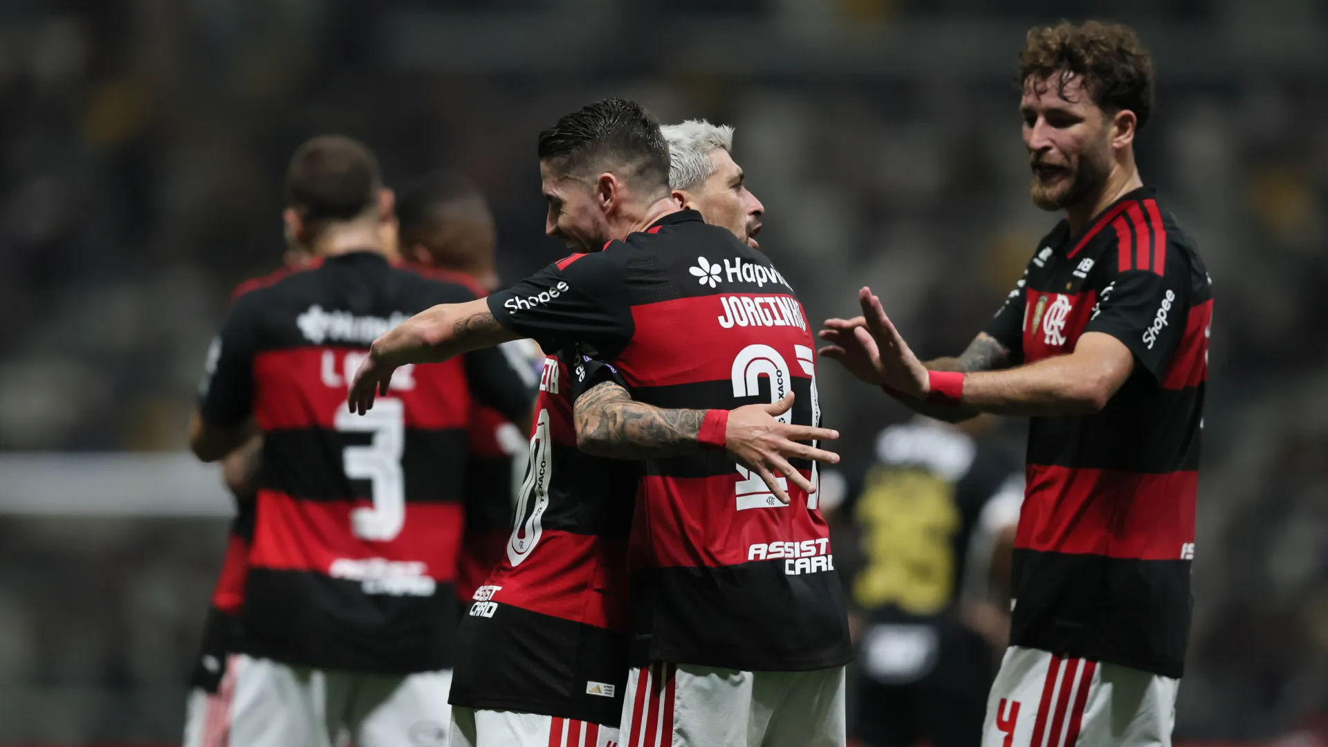 Jogadores do Flamengo comemorando com Arrascaeta – Foto: Gilson Lobo/AGIF