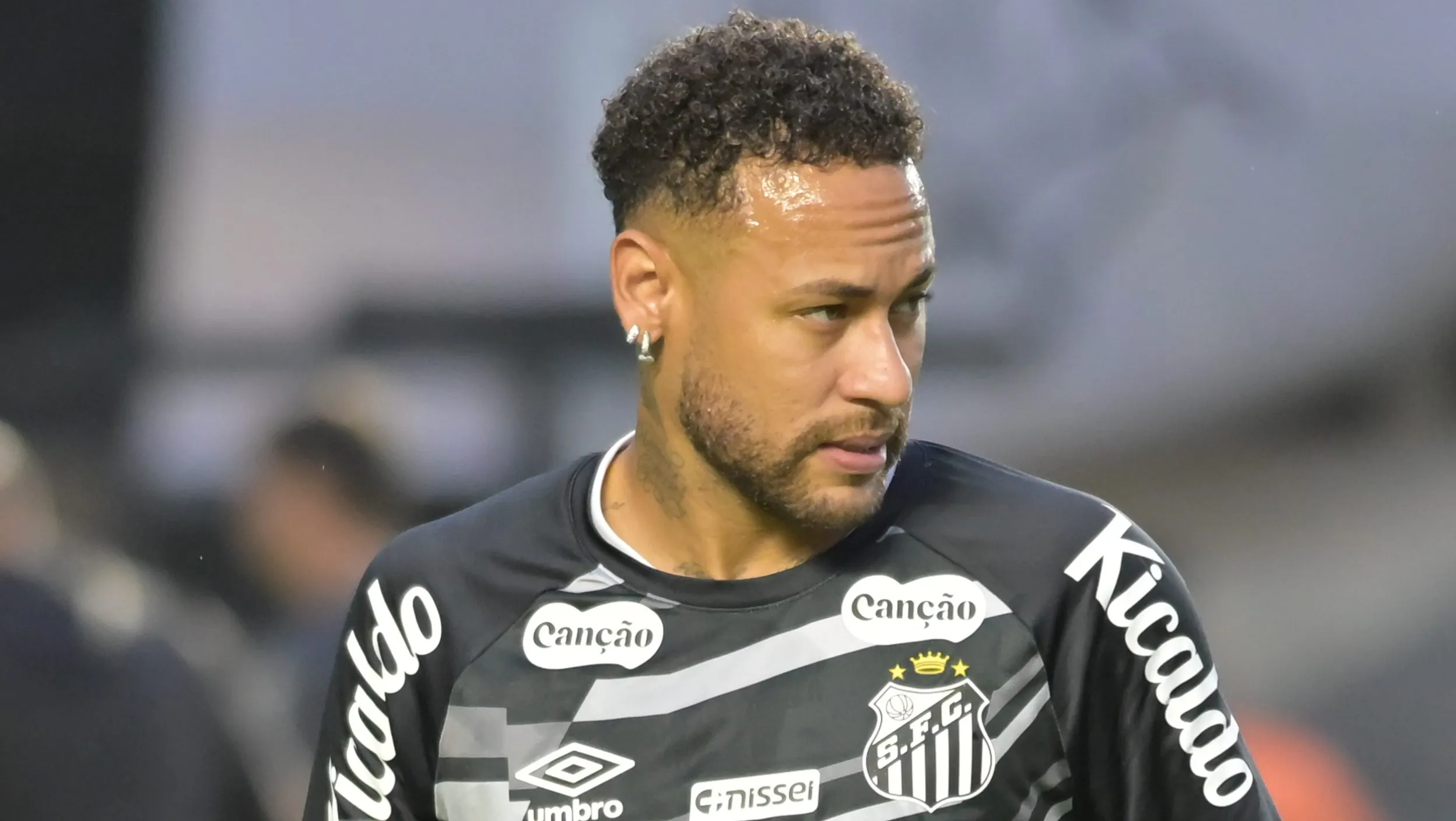 Foto: Jota Erre/AGIF – Neymar durante aquecimento antes de jogo do Santos.