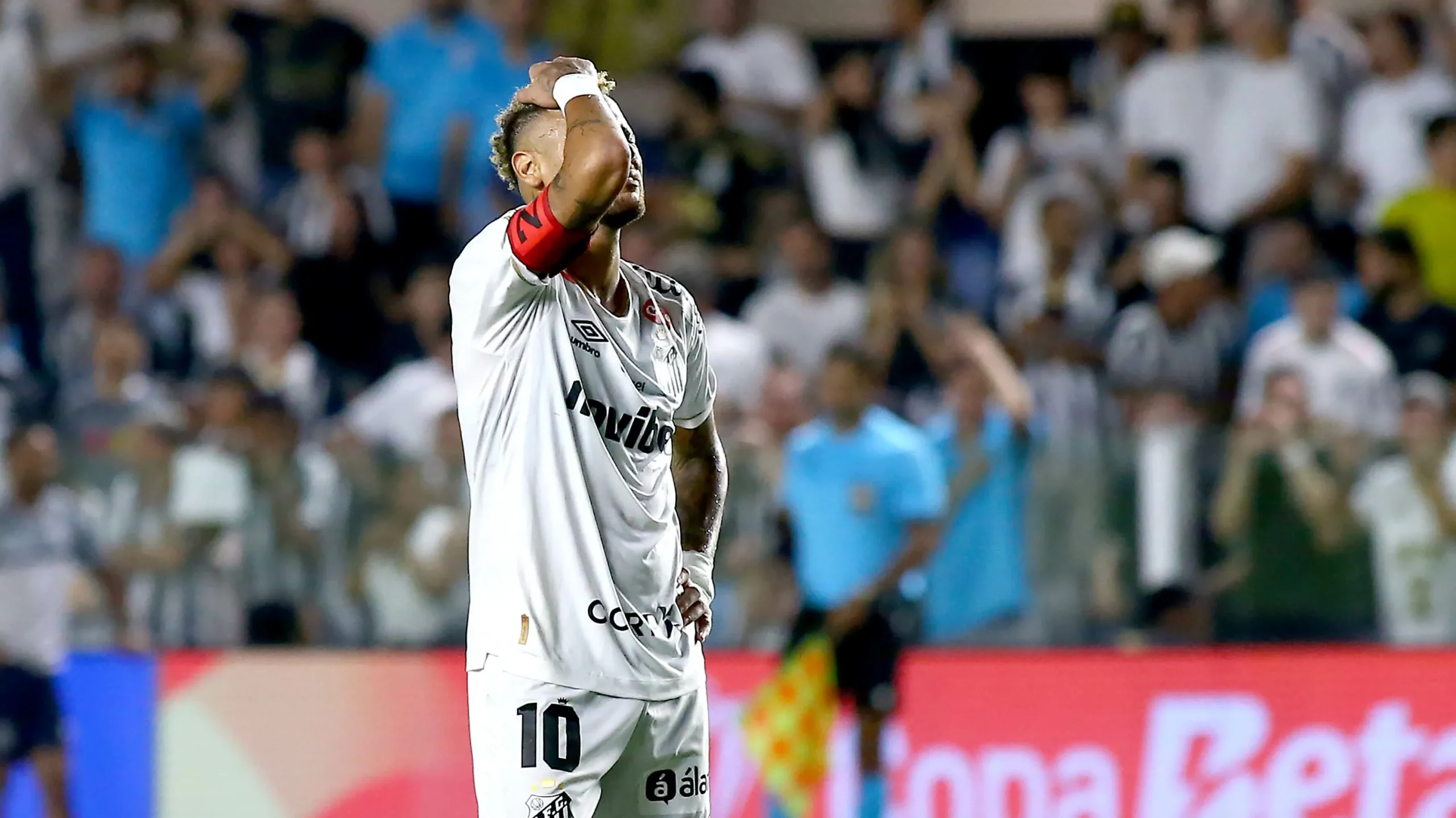 Neymar, jogador do Santos, durante partida contra o Coritiba no estadio Vila Belmiro pelo campeonato Copa Do Brasil 2026. Foto: Mauricio De Souza/AGIF