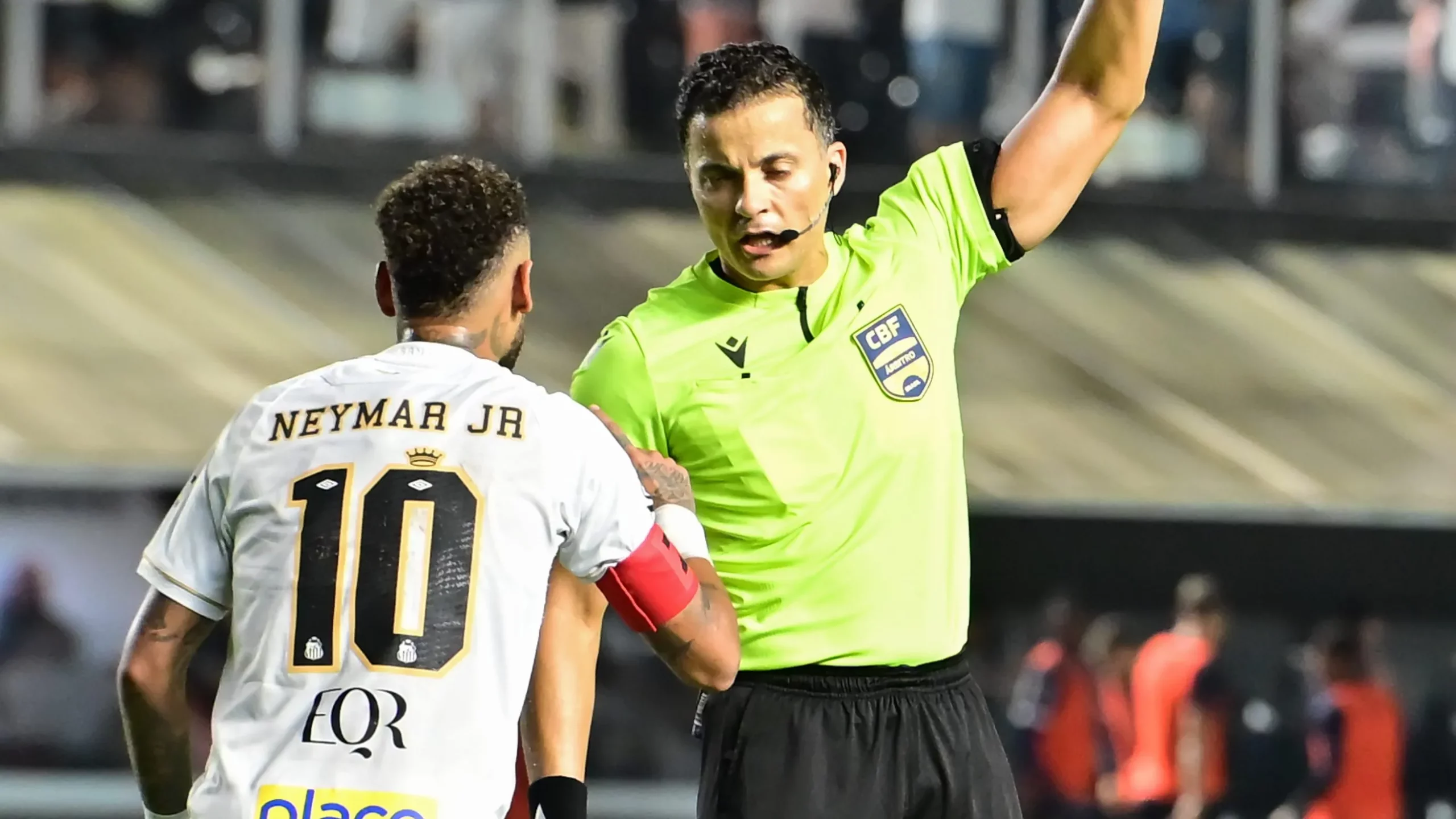 Neymar revoltado com árbitro. Foto: Jota Erre/AGIF
