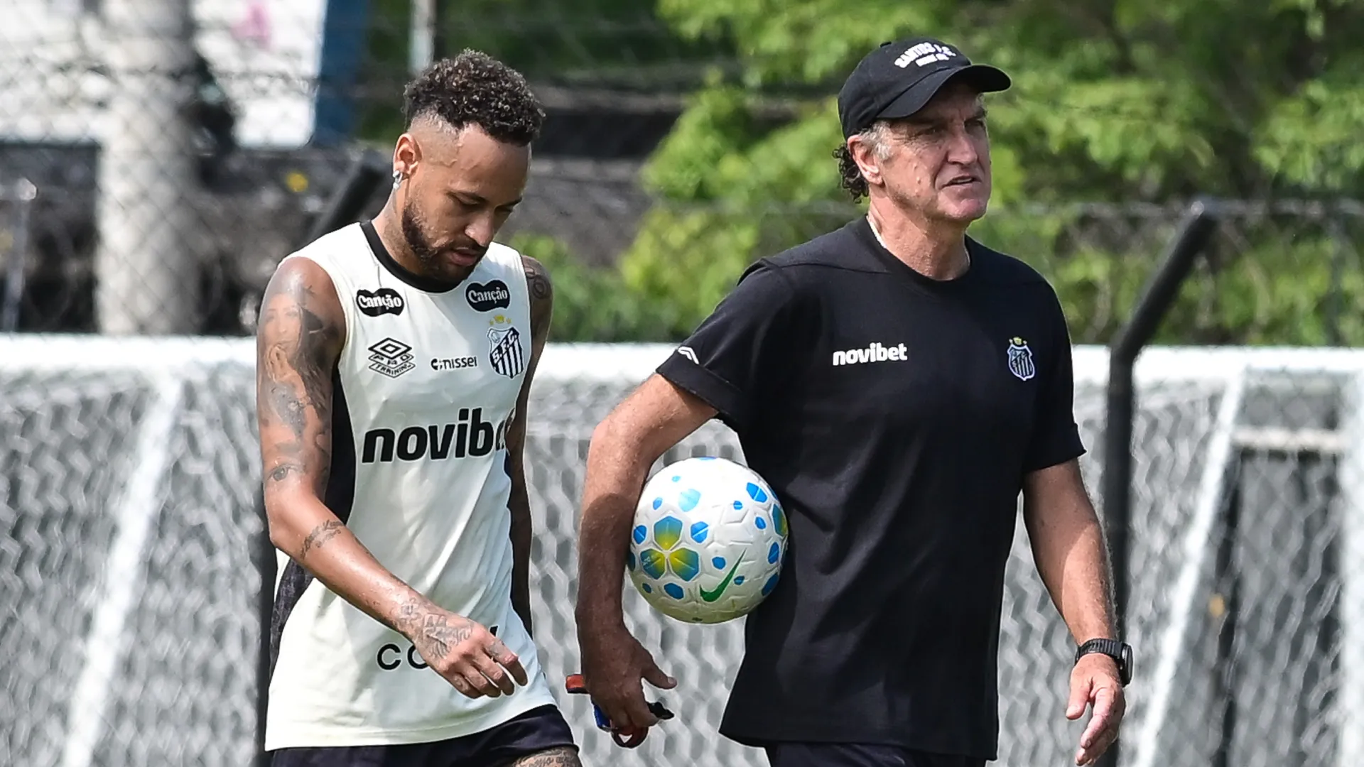 Cuca durante atividade com Neymar no CT Rei Pelé. Foto: Raul Baretta/Santos