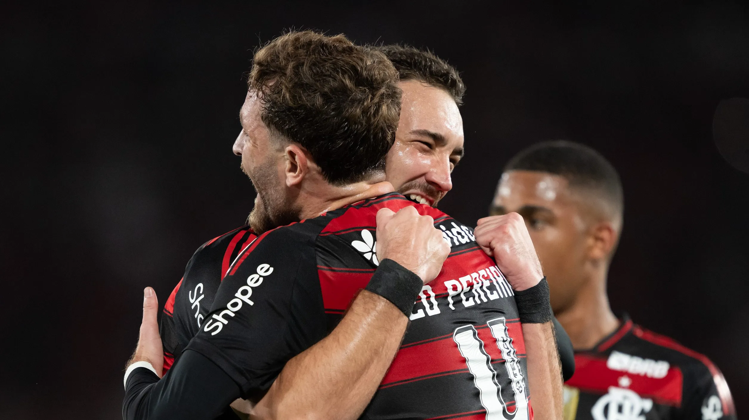 Leo Pereira jogador do Flamengo comemora seu gol com Leo Ortiz jogador da sua equipe durante partida contra o Mirassol no estadio Maracana pelo campeonato Brasileiro A 2025. Foto: Jorge Rodrigues/AGIF