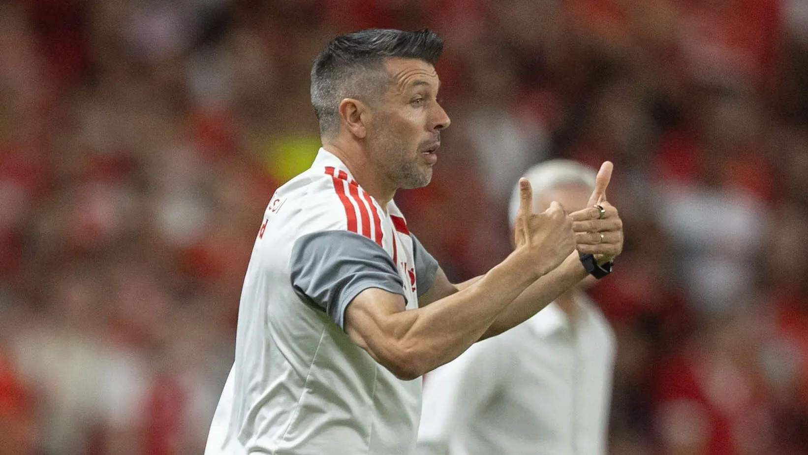 Paulo Pezzolano técnico do Internacional durante partida contra o Grêmio no estádio Beira-Rio. Foto: Liamara Polli/AGIF