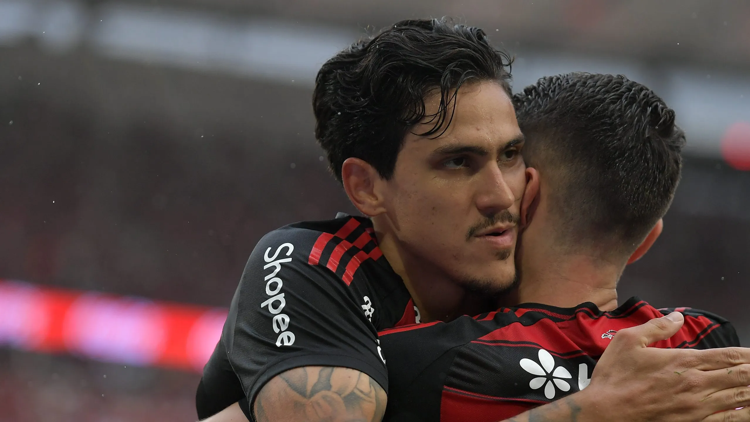 Jorginho jogador do Flamengo comemora seu gol com Pedro jogador da sua equipe durante partida contra o Palmeiras no estadio Maracana pelo campeonato Brasileiro A 2025. Foto: Thiago Ribeiro/AGIF