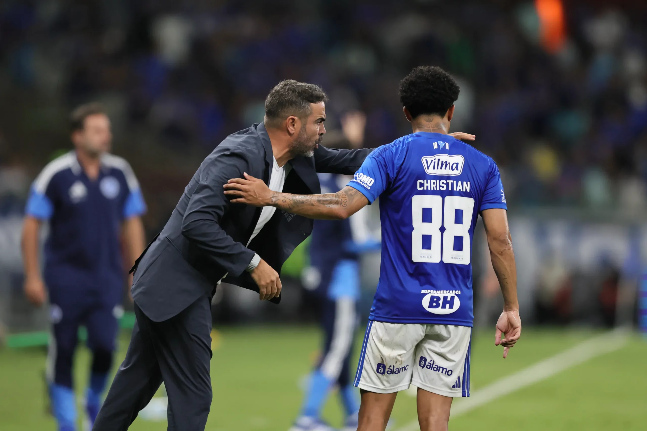 Artur Jorge no comando do Cruzeiro. Foto: Gilson Lobo/AGIF