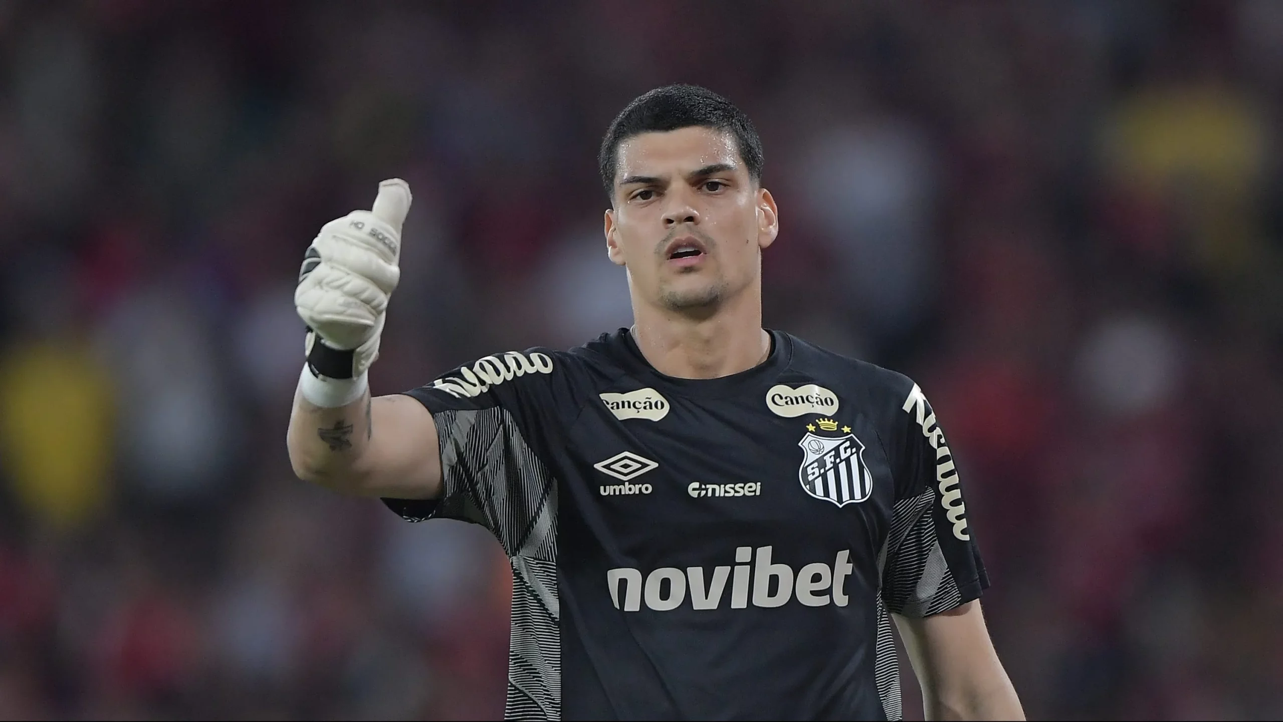 Gabriel Brazão goleiro do Santos durante partida contra o Flamengo no estadio Maracana pelo campeonato Brasileiro A 2026. Foto: Thiago Ribeiro/AGIF