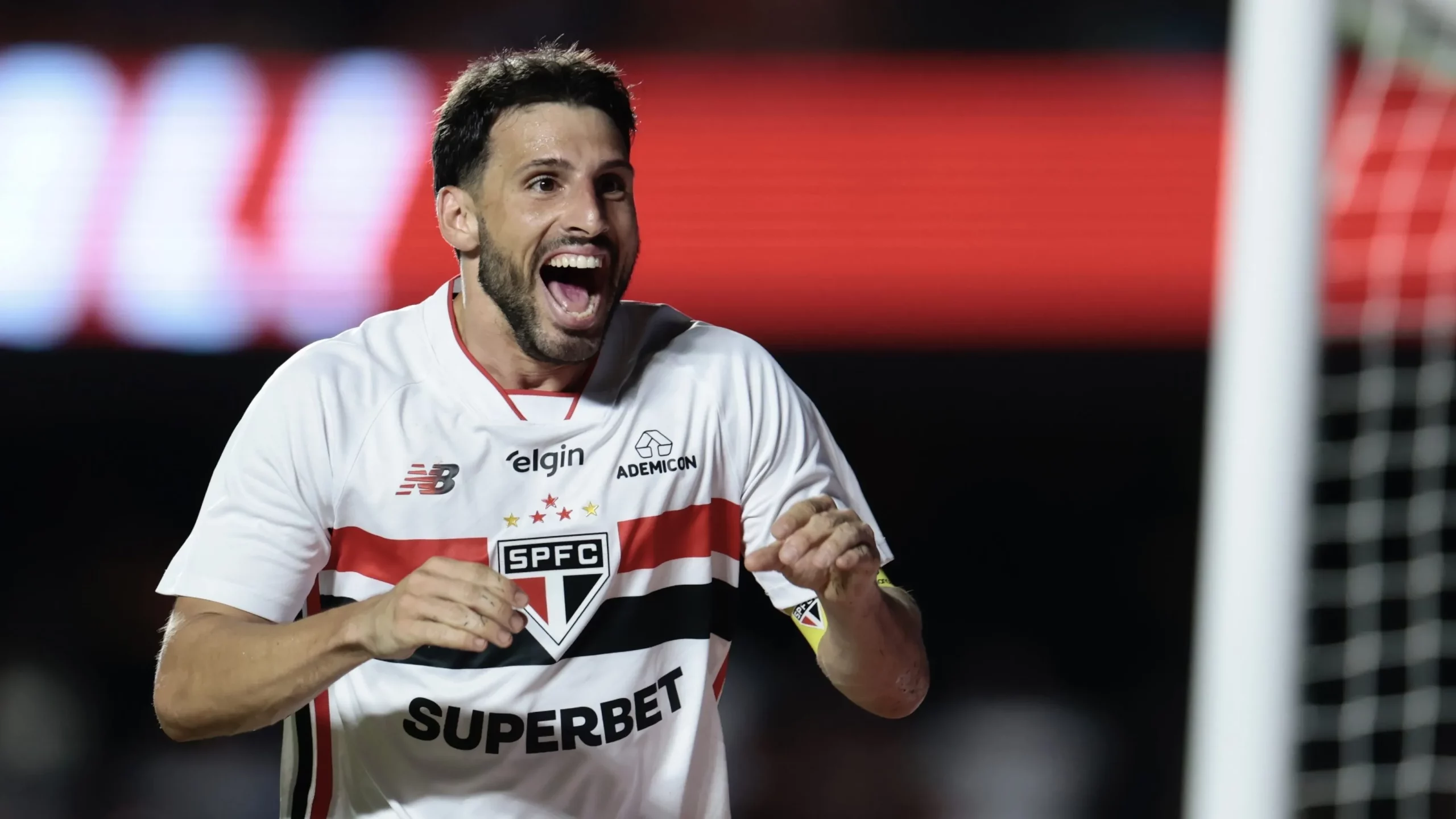 Calleri jogador do Sao Paulo comemora seu gol durante partida contra o Gremio no estadio Morumbi pelo campeonato Brasileiro A 2026. Foto: Marcello Zambrana/AGIF