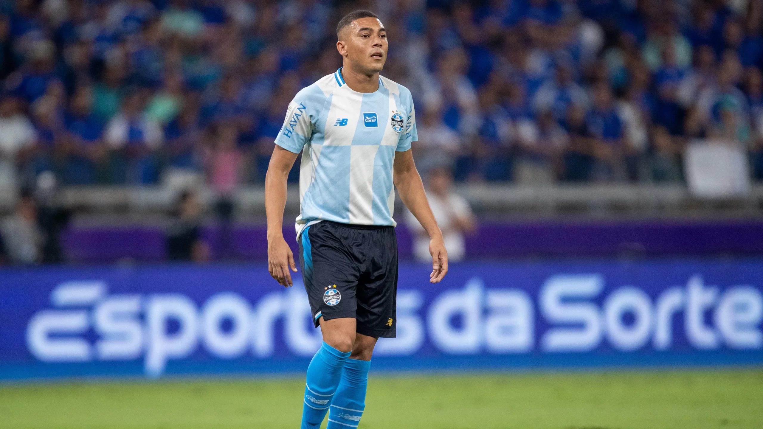 Carlos Vinicius durante partida contra o Cruzeiro, fora de casa. Foto: Fernando Moreno/AGIF