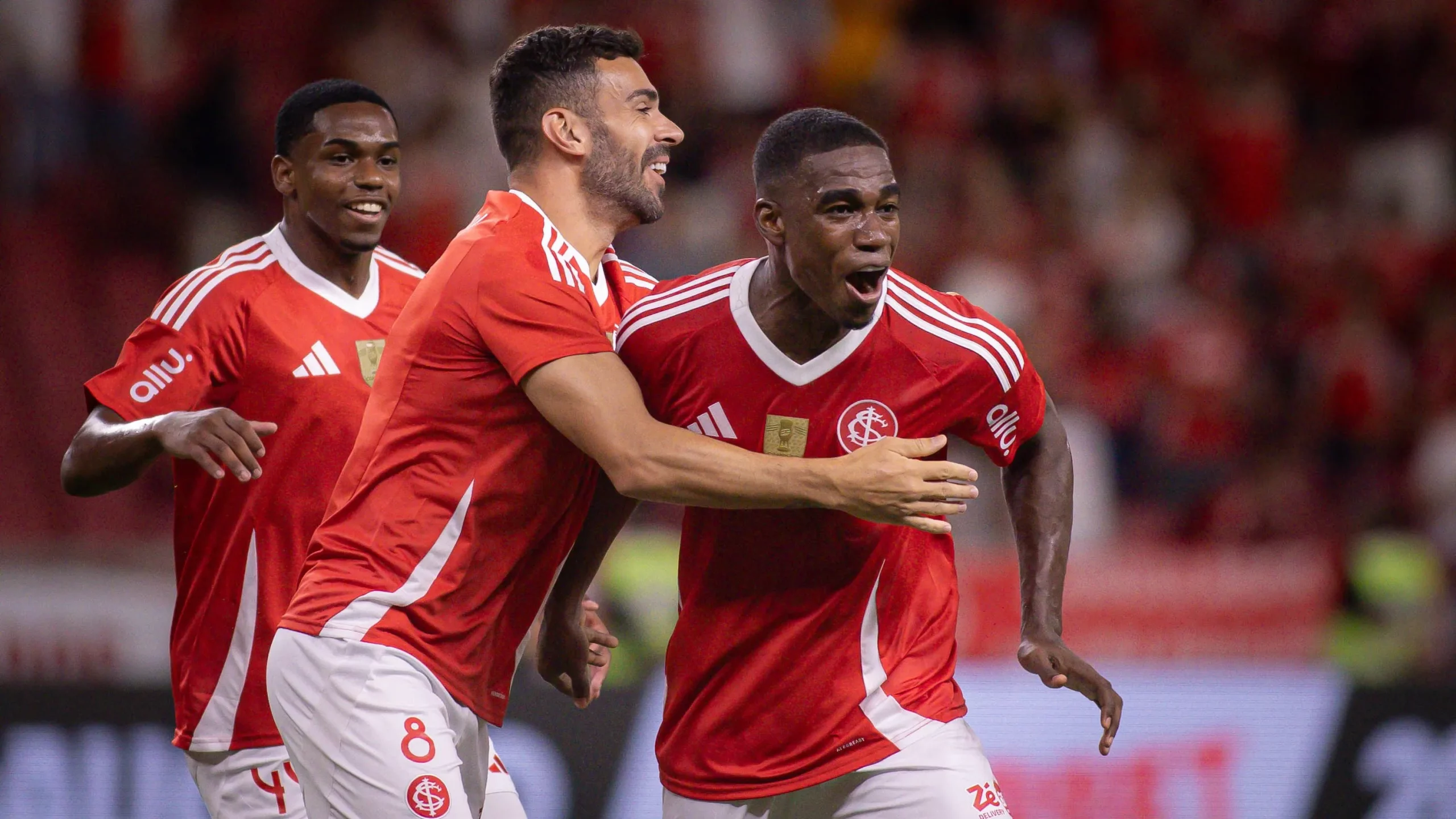 Felix Torres, jogador do Internacional, comemora seu gol com Bruno Henrique. Foto: Maxi Franzoi/AGIF