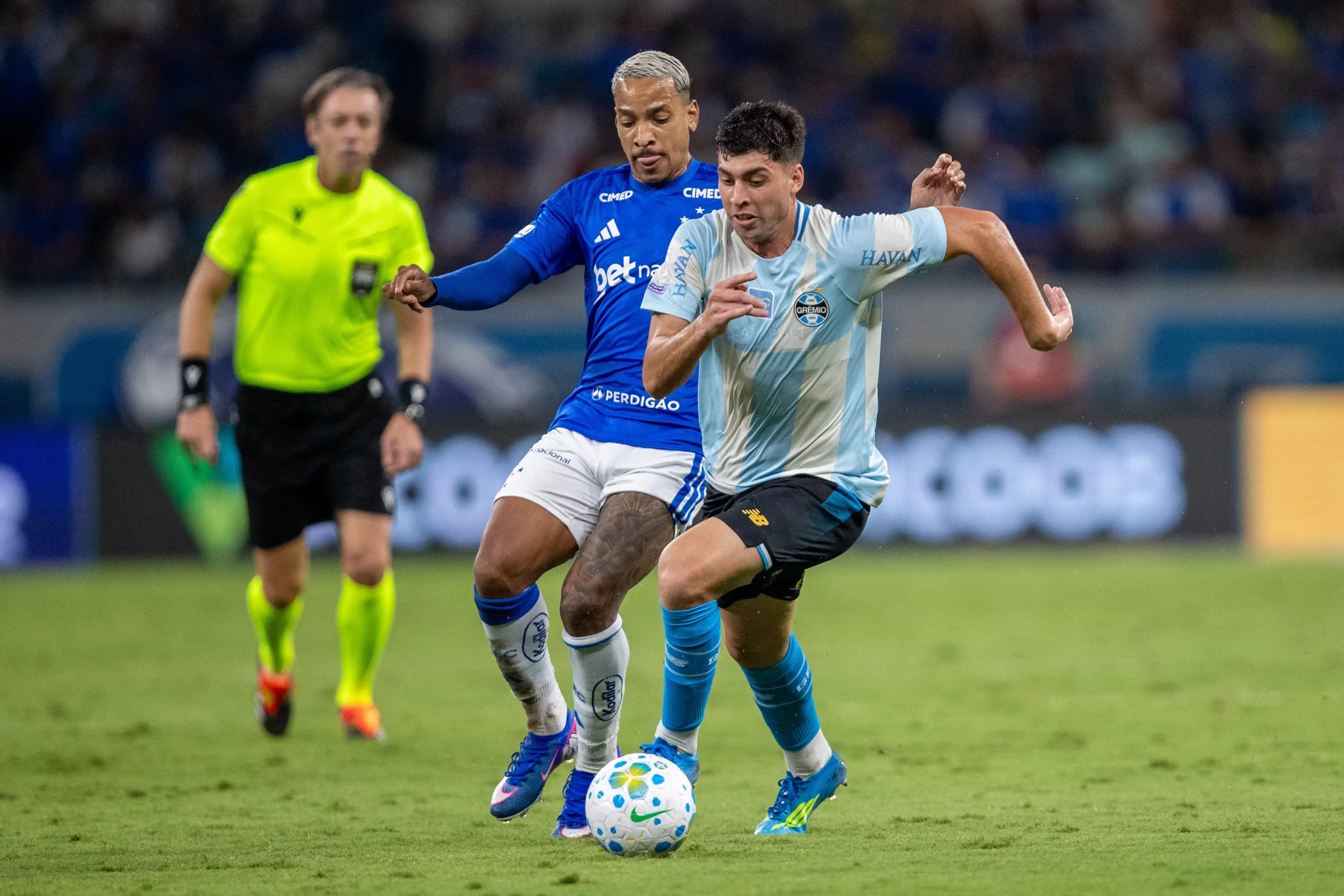 MG – BELO HORIZONTE – 18/04/2026 – BRASILEIRO A 2026, CRUZEIRO X GREMIO -Pedro Gabriel jogador do Gremio durante partida contra o Cruzeiro no estadio Mineirao pelo campeonato Brasileiro A 2026. Foto: Fernando Moreno/AGIF