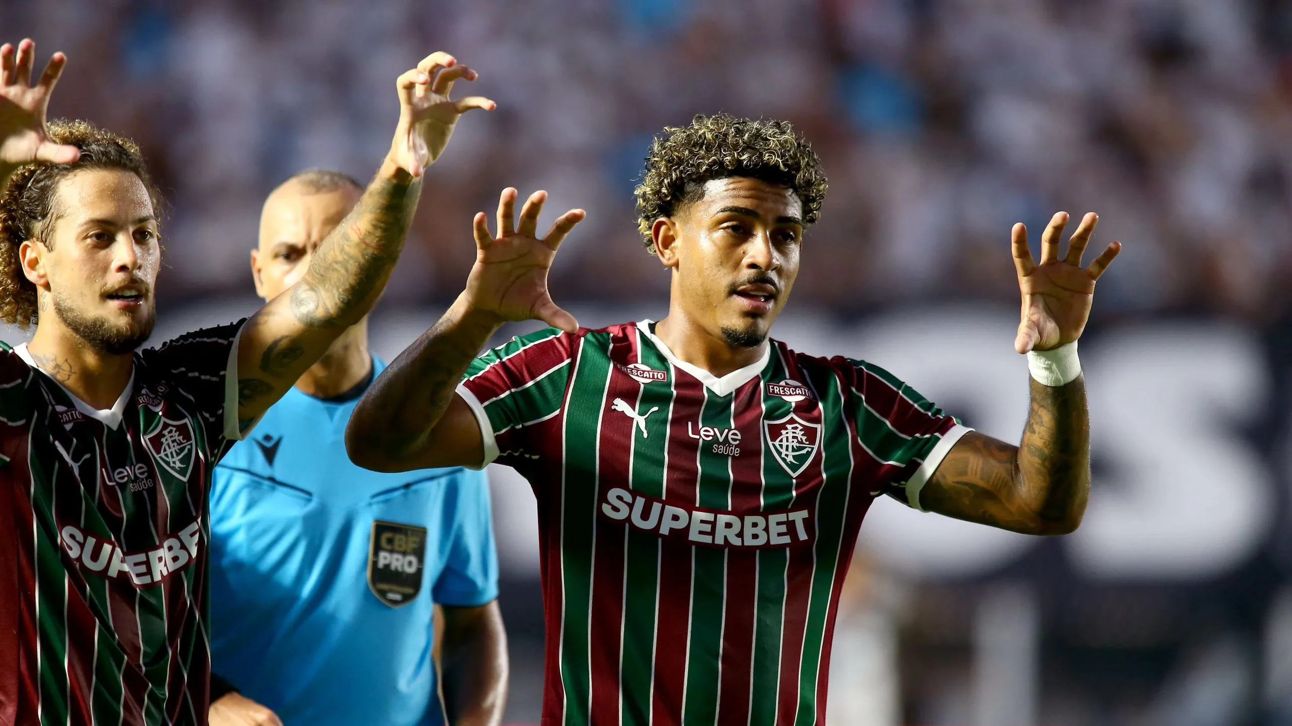 John Kennedy jogador do Fluminense comemora seu gol durante partida contra o Santos no estadio Vila Belmiro pelo campeonato Brasileiro A 2026. Foto: Mauricio De Souza/AGIF