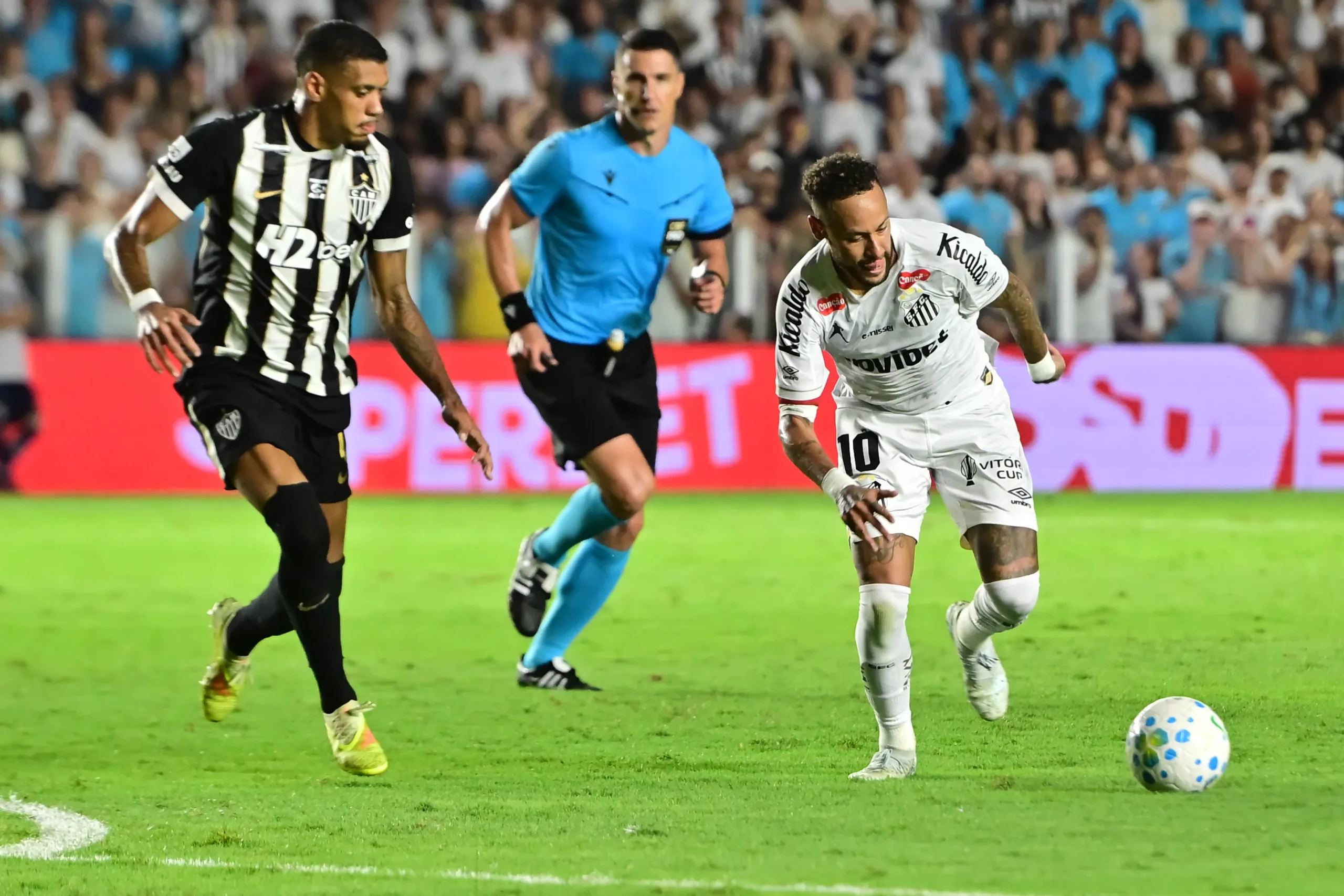 Neymar durante partida contra o Atlético-MG. Foto: Jota Erre/AGIF
