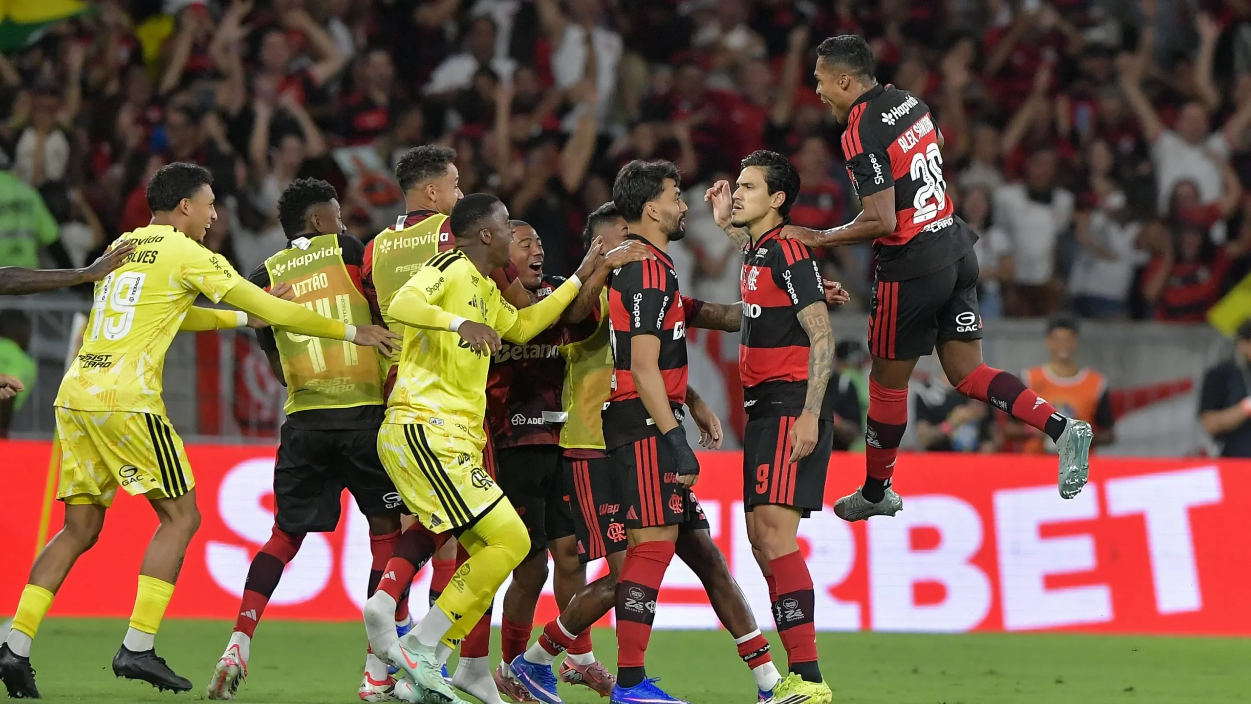 Pedro, do Flamengo, comemora seu gol com jogadores do seu time durante partida contra o Fluminense no estadio Maracana pelo campeonato Brasileiro A 2026. Foto: Thiago Ribeiro/AGIF