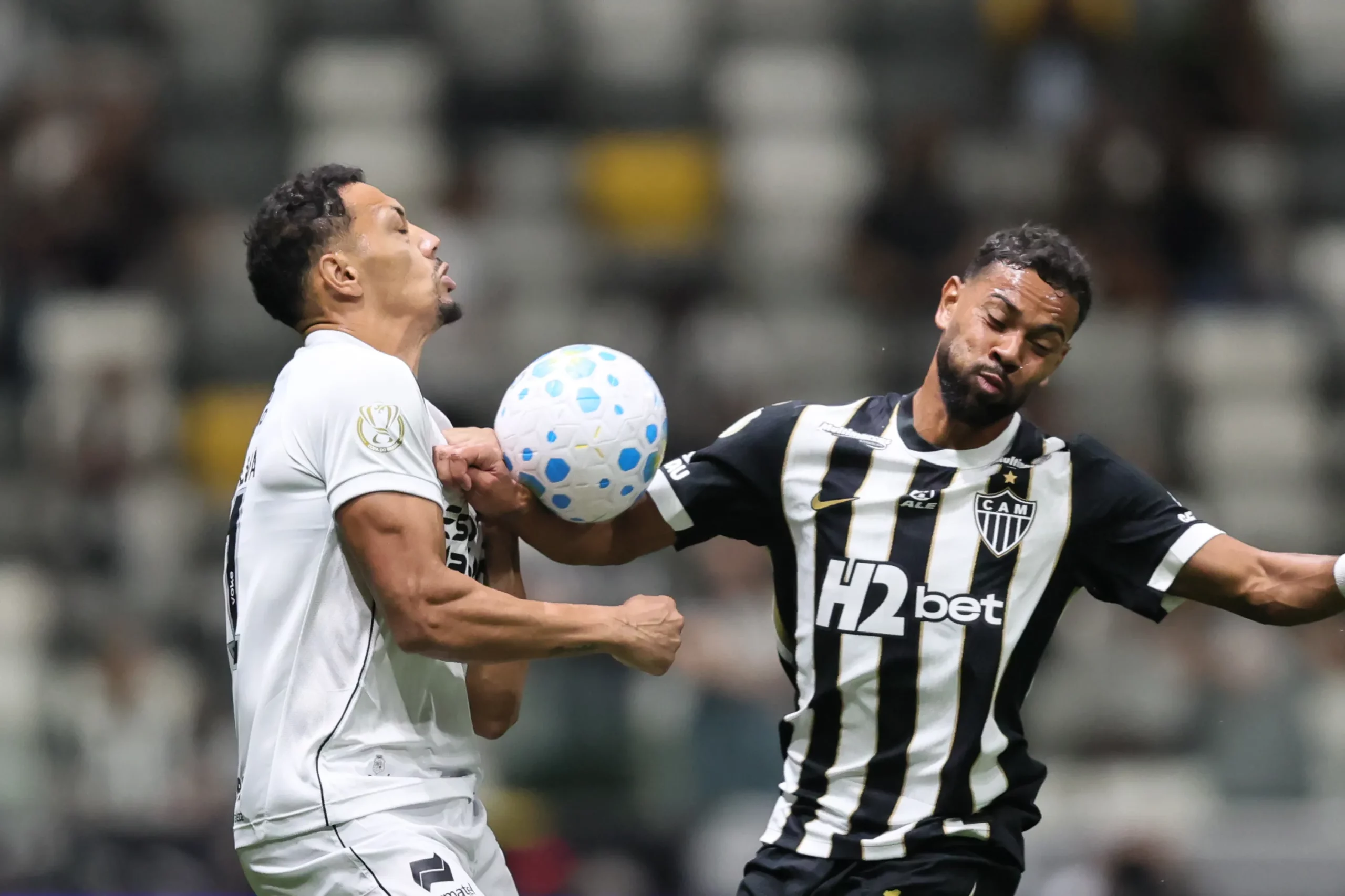 Renan Lodi durante partida pelo Atlético-MG. Foto: Gilson Lobo/AGIF