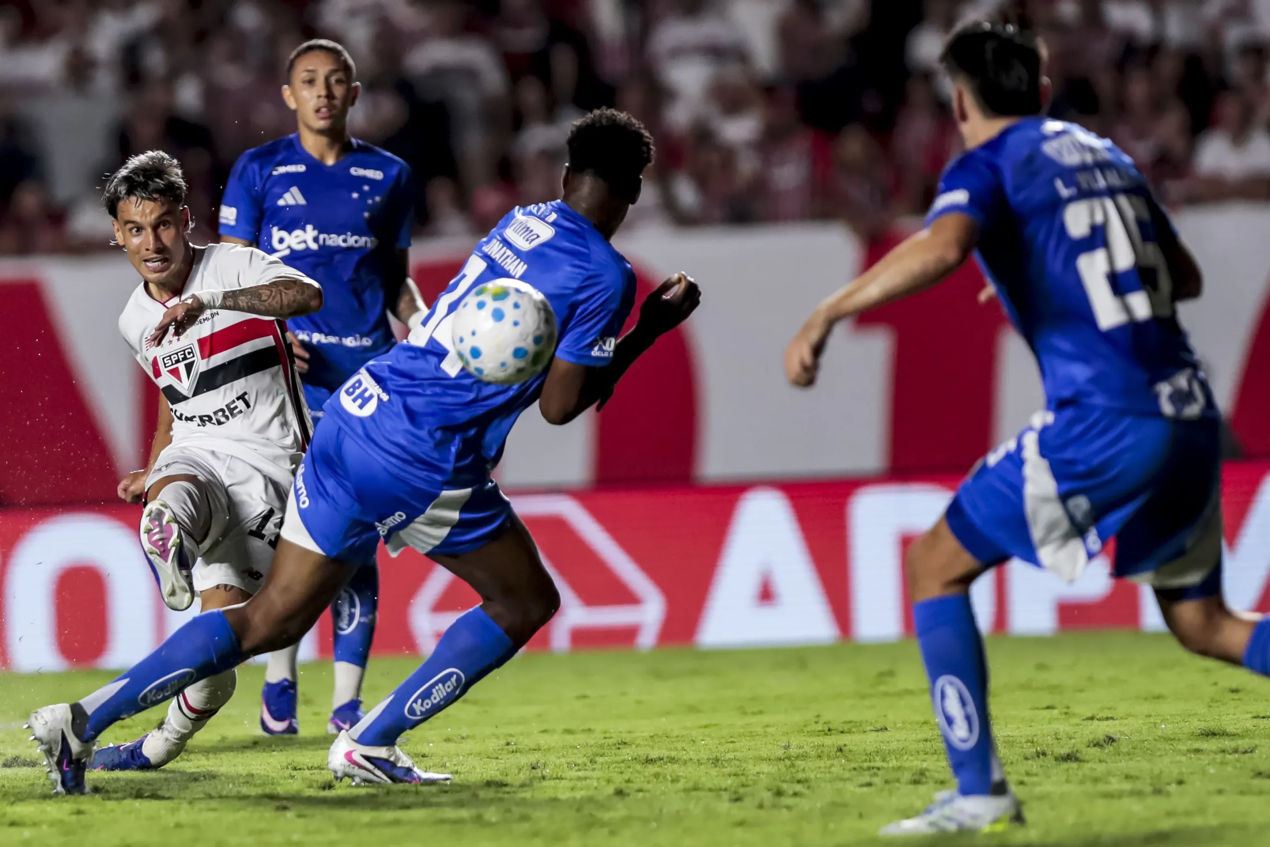 São Paulo goleou o Cruzeiro com grande atuação de Ferreira. Foto: Marco Miatelo/AGIF