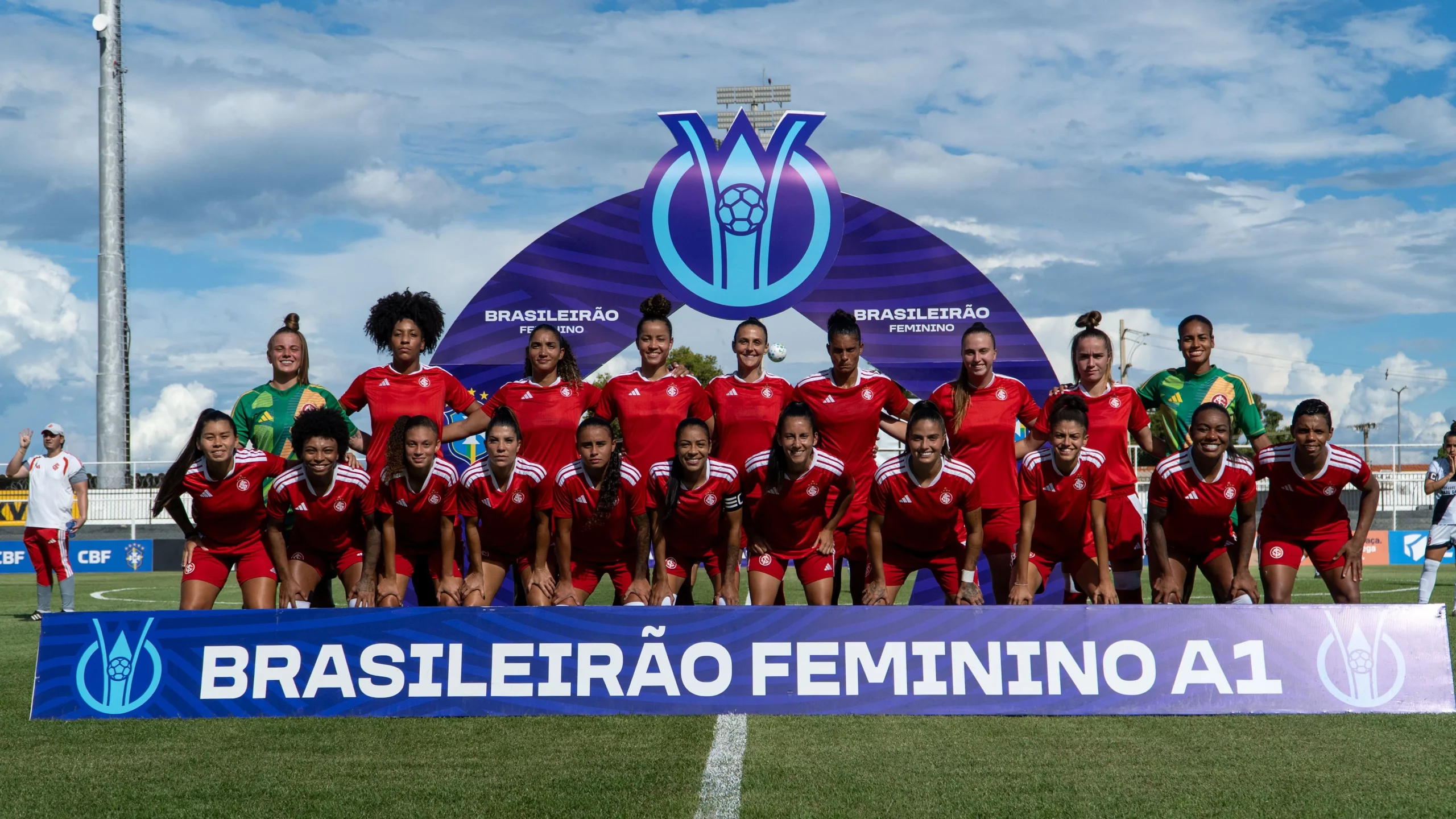 Time feminino do Internacional completo em campo