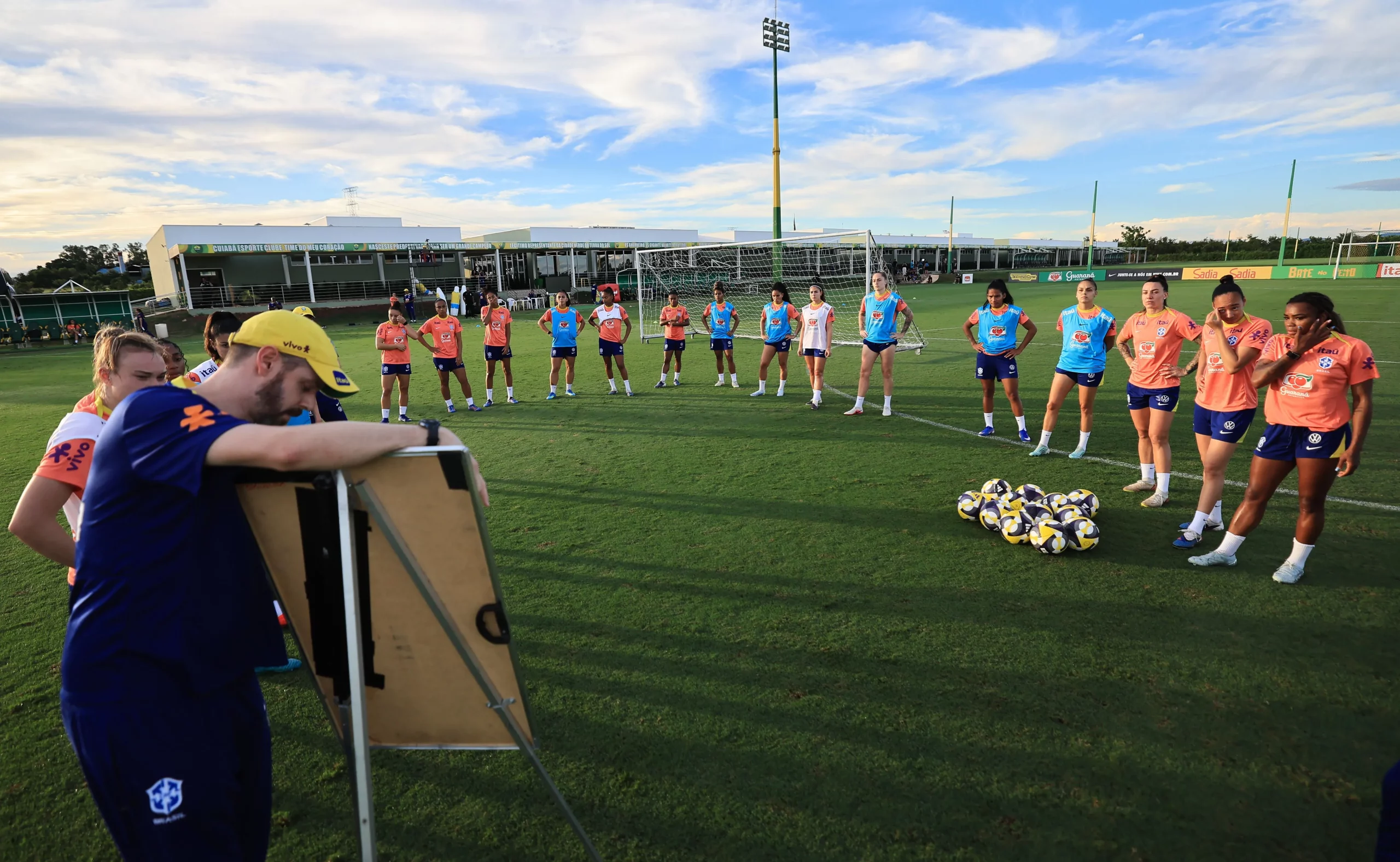 Seleção Feminina atenta a instruções do preparador físico Marcelo Rossetti no CT do Cuiabá
