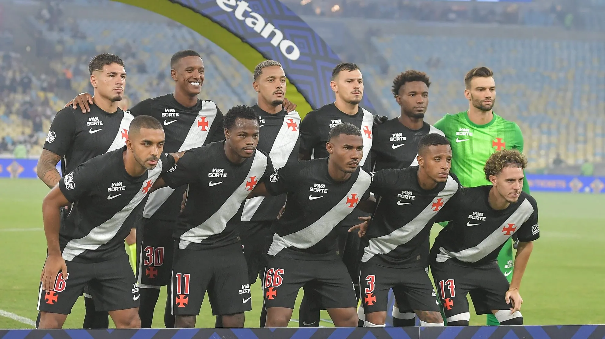Time titular do Vasco na partida contra o Flu Foto: Thiago Ribeiro/AGIF