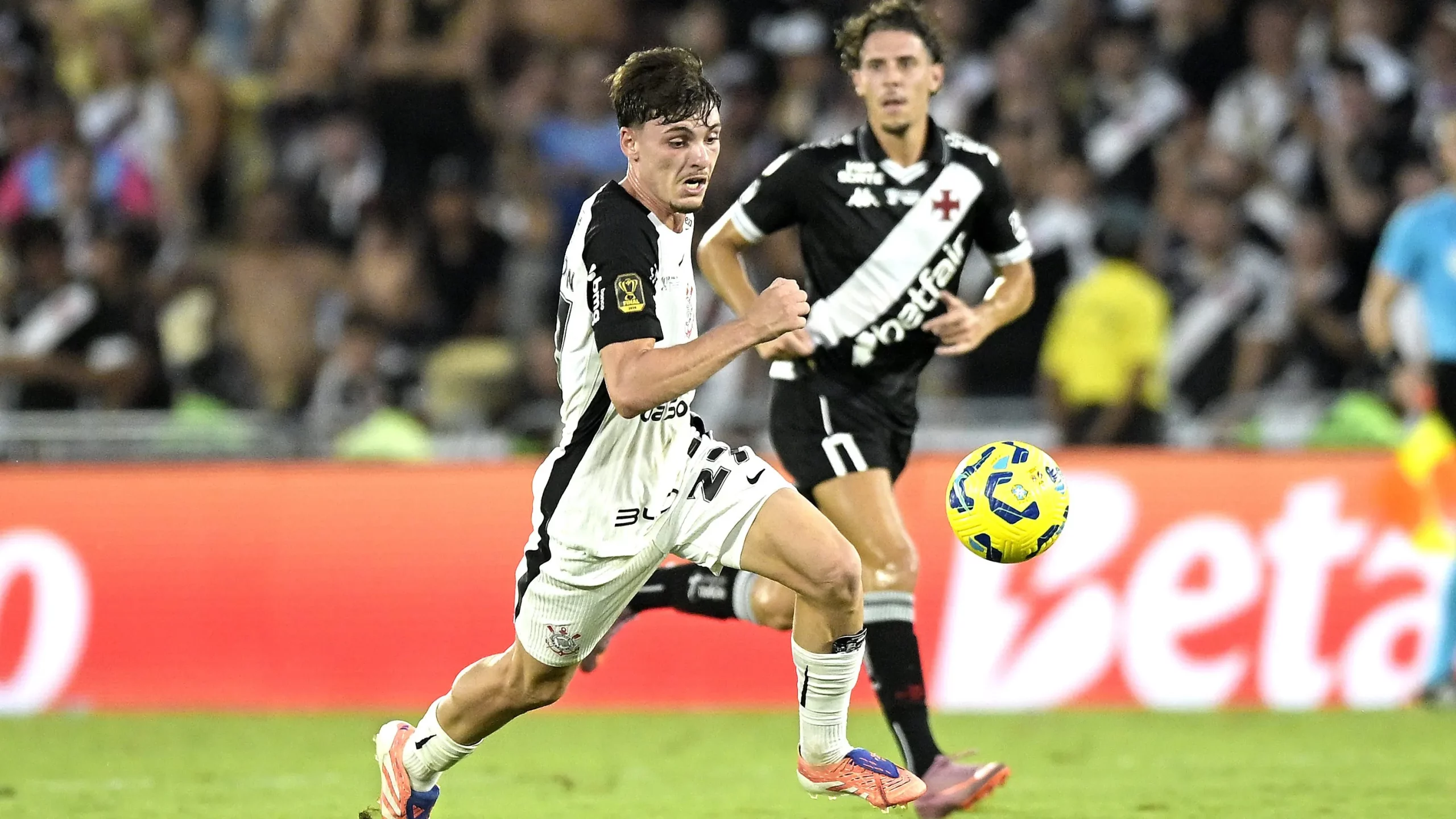 Disputa de bola na última final da Copa do Brasil. Foto: Alexandre Loureiro/AGIF