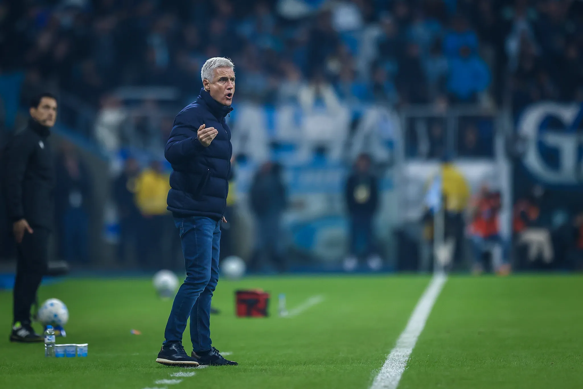 Luis Castro tem muito trabalho pela frente – Foto: Lucas Uebel/Grêmio FBPA