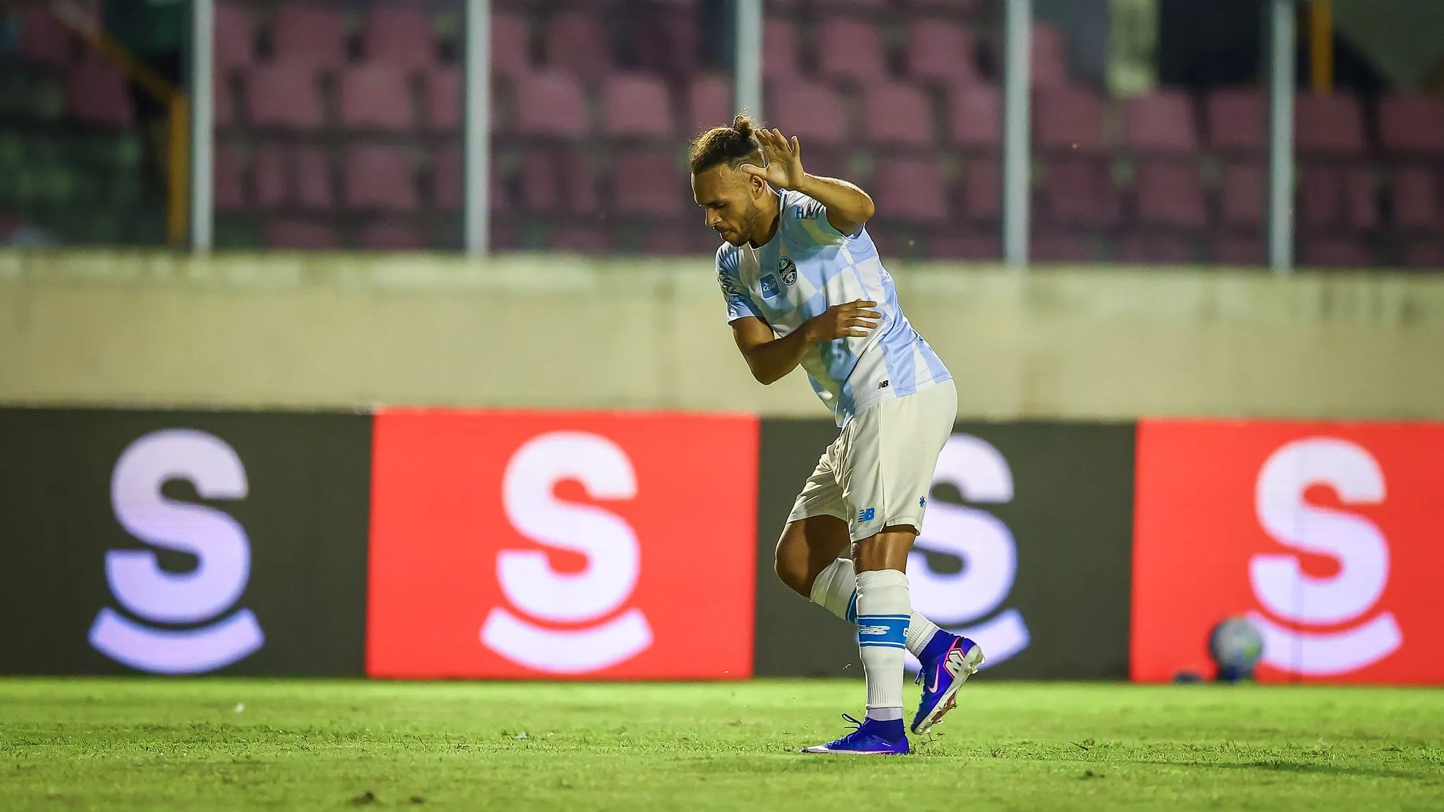 Braithwaite marcou dois dos três gols da vitória – Foto: Luca Uebel/Grêmio FBPA