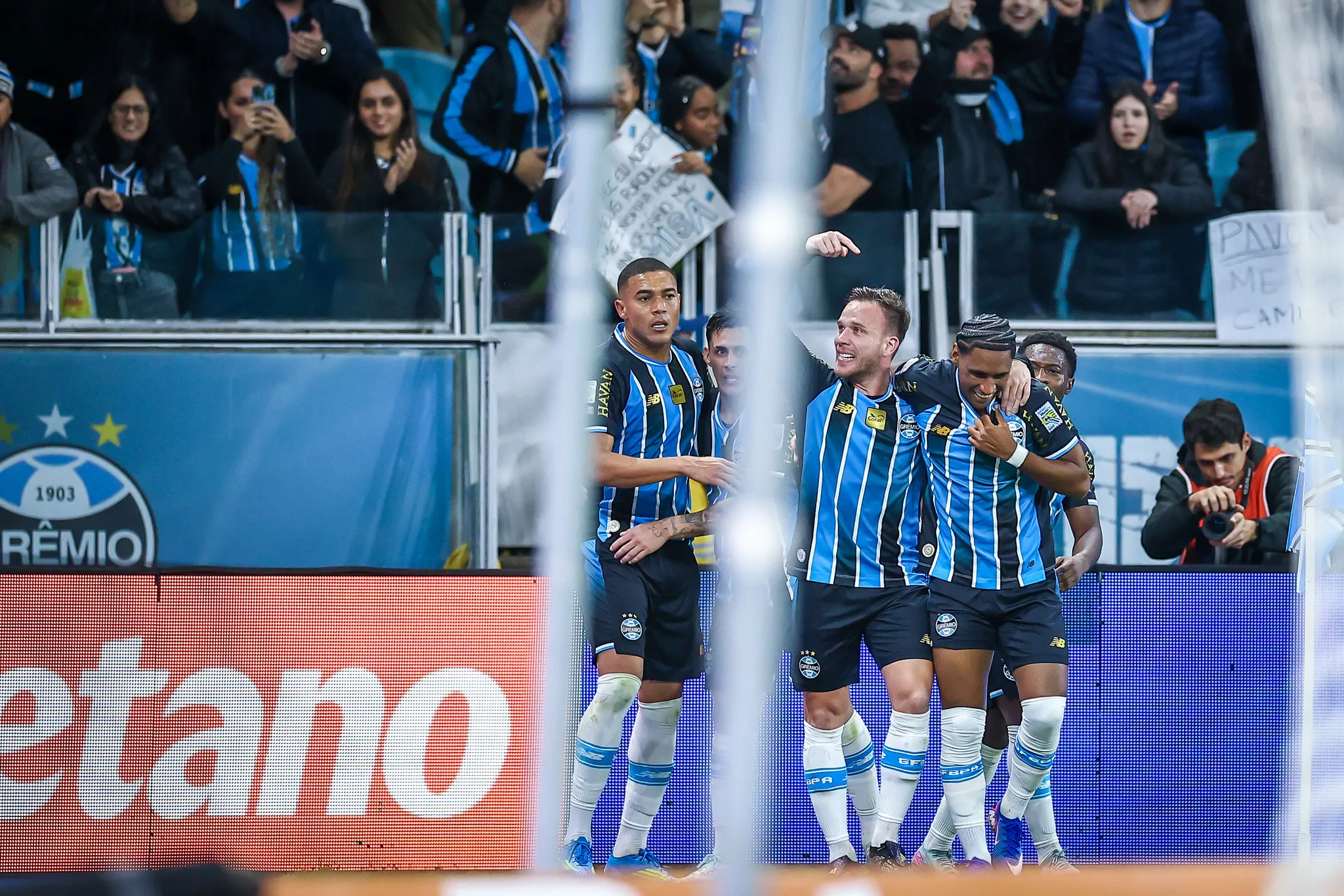 Após 6 jogos fora, Arthur retornou na vitória contra o Santos – Foto: Lucas Uebel/Grêmio FBPA