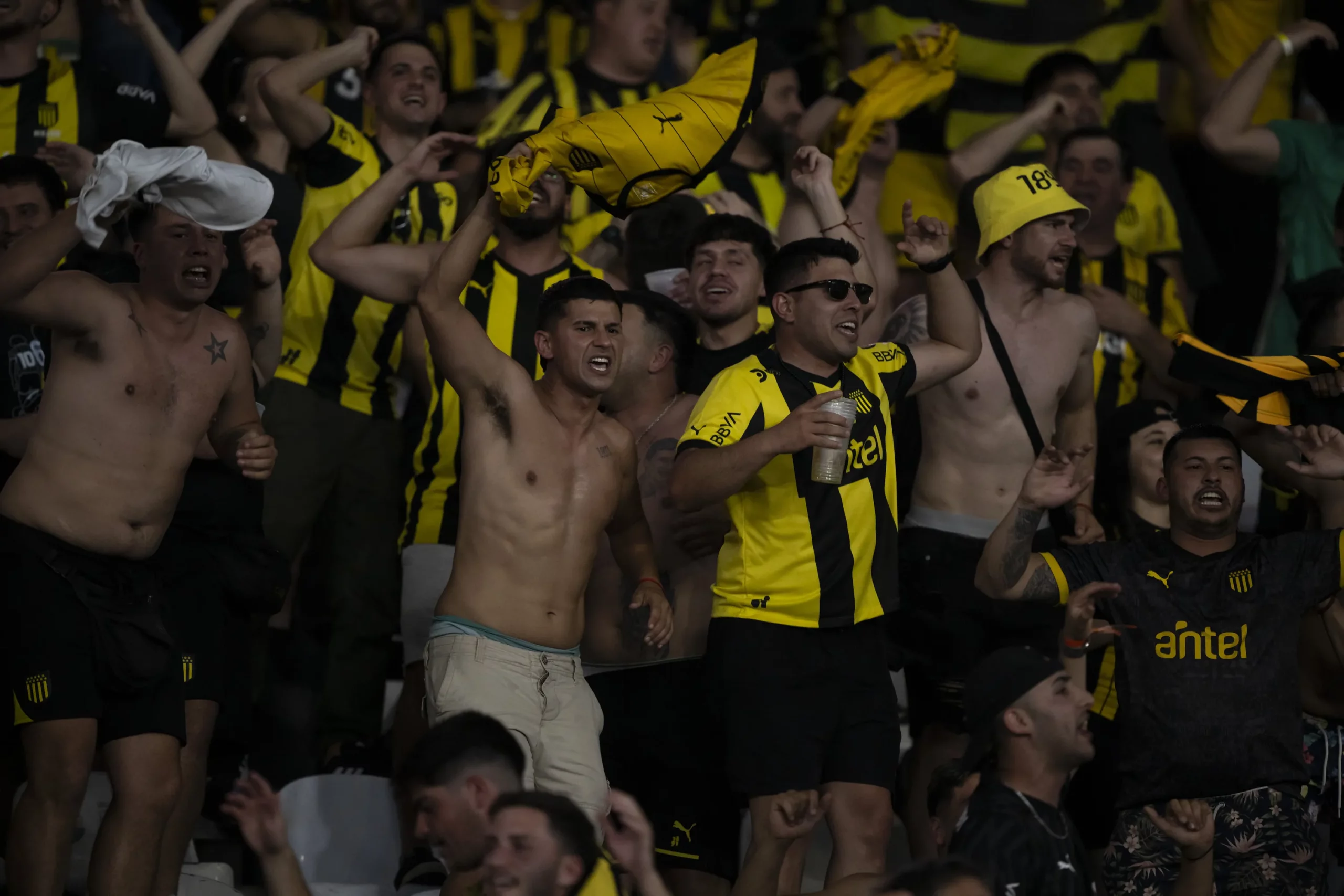 Torcida do Penarol antes da partida contra Botafogo no estadio Engenhao pelo campeonato Copa Libertadores 2024. Foto: Jorge Rodrigues/AGIF