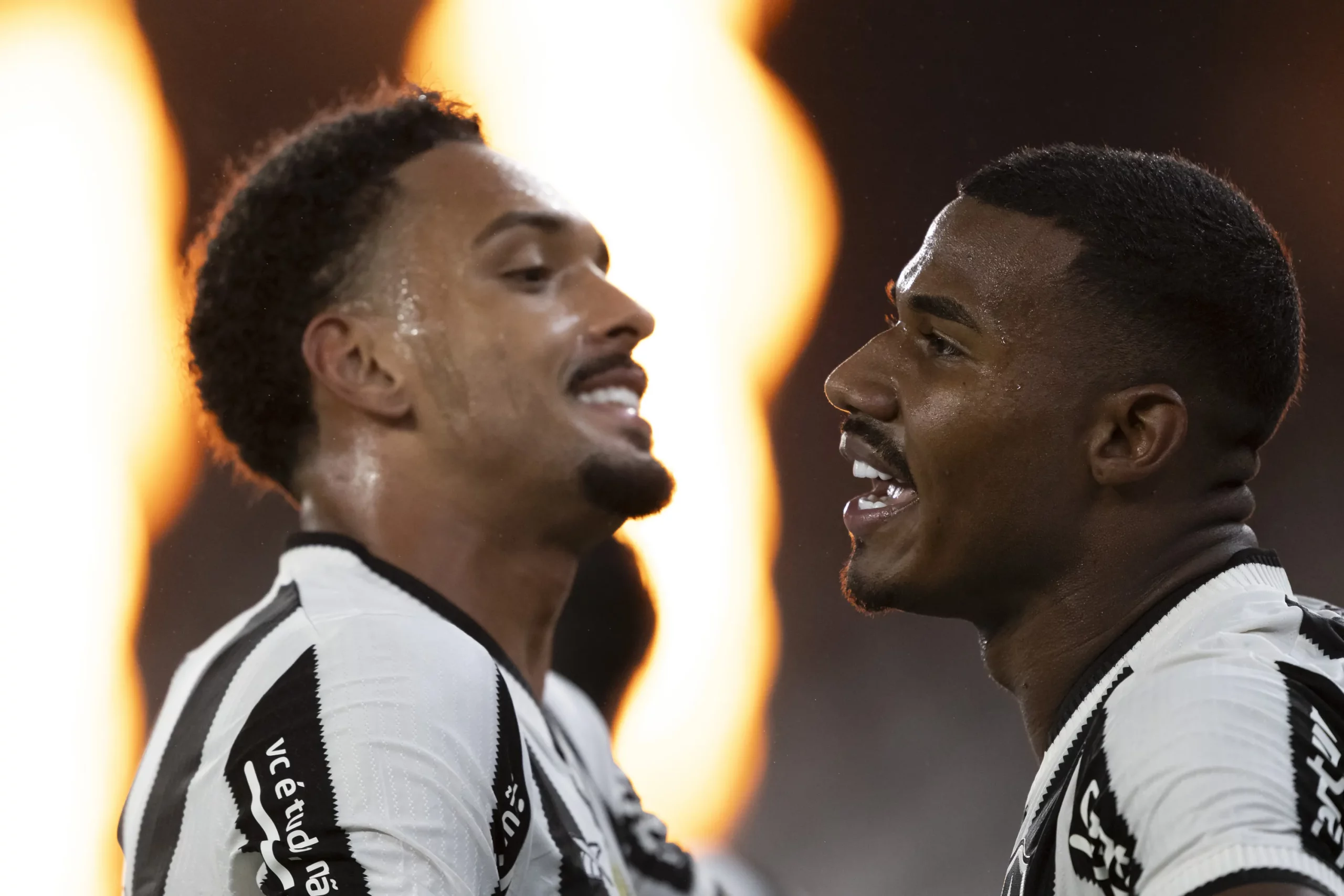 Lateral-direito Vitinho (à esquerda), do Botafogo, foi especulado em troca por Arboleda – Foto: Jorge Rodrigues/AGIF