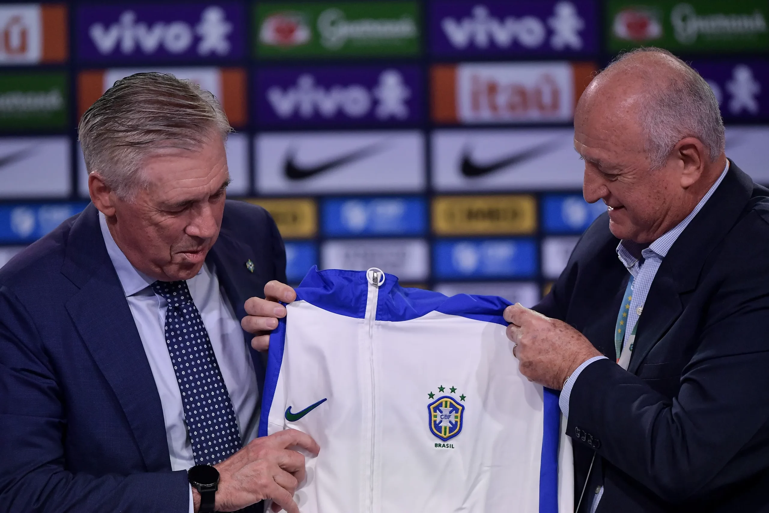 Carlo Ancelotti italiano tecnico da Selecao Brasileira e  Felipao ex tecnico do Brasil na convocao dos jogadores para os jogos diante de Equador e Paraguai, nos proximos dias 5 e 10, pelas Eliminatorias Sul-Americanas para a Copa do Mundo de 2026, evento realizado no Hotel Hotel Gran Hyatt na Barra da Tijuca, Zona Oeste do Rio de Janeiro, nesta segunda (26). Foto: Thiago Ribeiro/AGIF