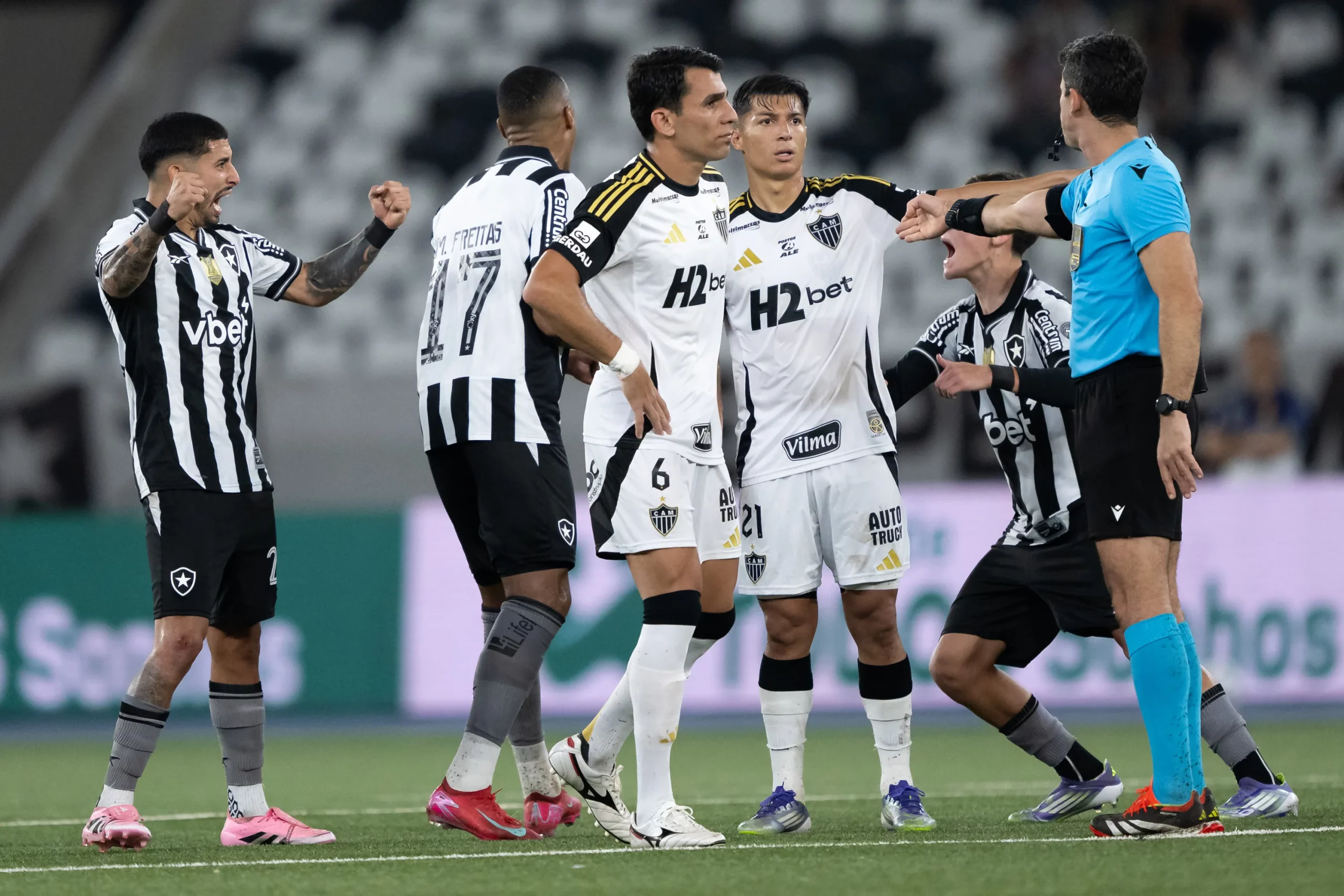 Santi Rodriguez jogador do Botafogo comemora seu gol durante partida contra o Atletico-MG. Foto: Jorge Rodrigues/AGIF