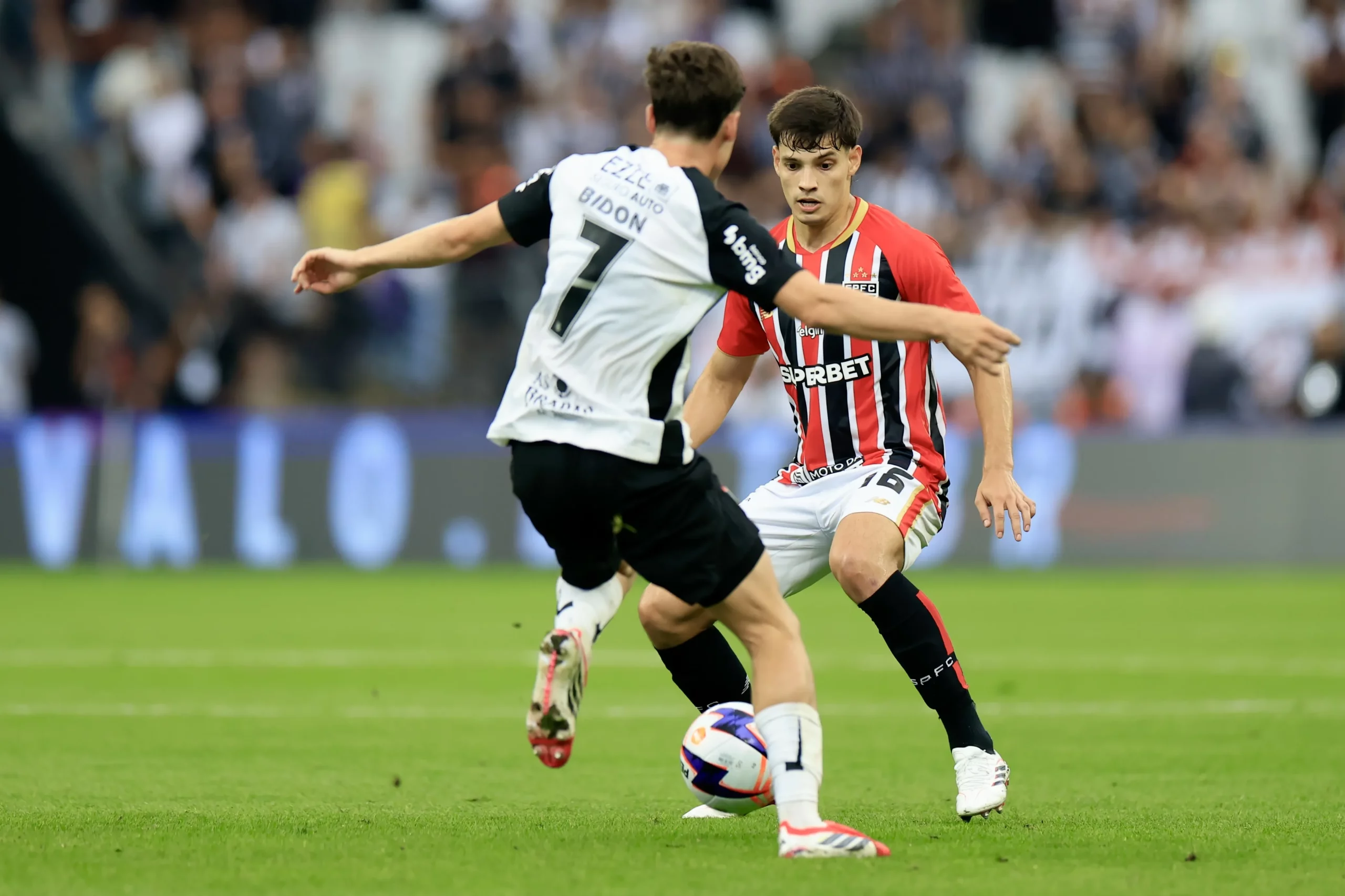 Breno Bidon, jogador do Corinthians, disputa lance com Bobadilla jogador do Sao Paulo durante partida no estadio Arena Corinthians pelo campeonato Paulista 2026. Foto: Marcello Zambrana/AGIF