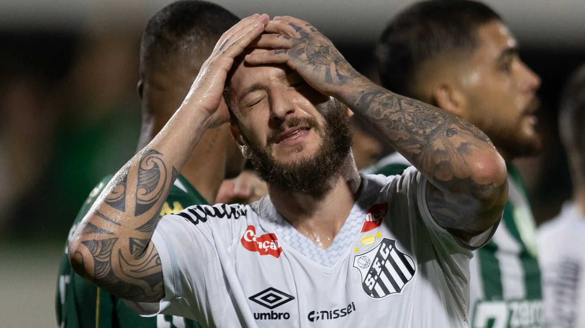 Zé Rafael tem permanência improvável no Santos - Foto: Liamara Polli/AGIF.