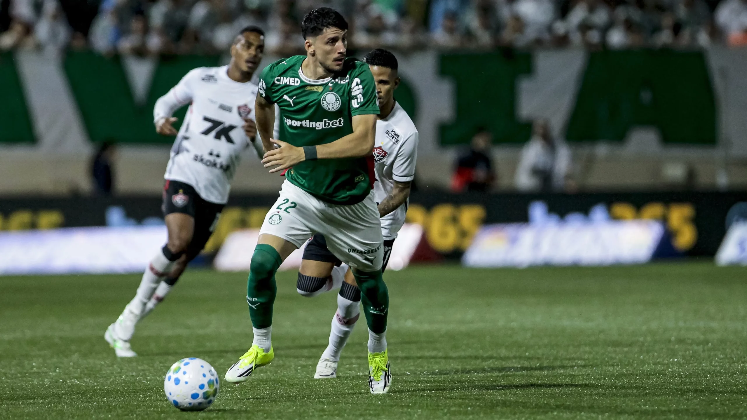 Piquerez em ação pelo Palmeiras – Foto: Marco Miatelo/AGIF