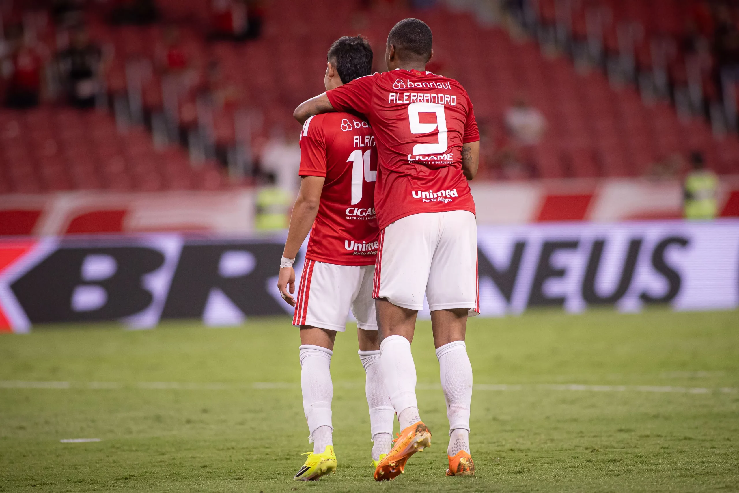 Alan Rodriguez jogador do Internacional comemora vitoria com Alerrandro jogador da sua equipe apos partida contra o Sao Luiz-RS no estadio Beira-Rio pelo campeonato Gaucho 2026. Foto: Maxi Franzoi/AGIF